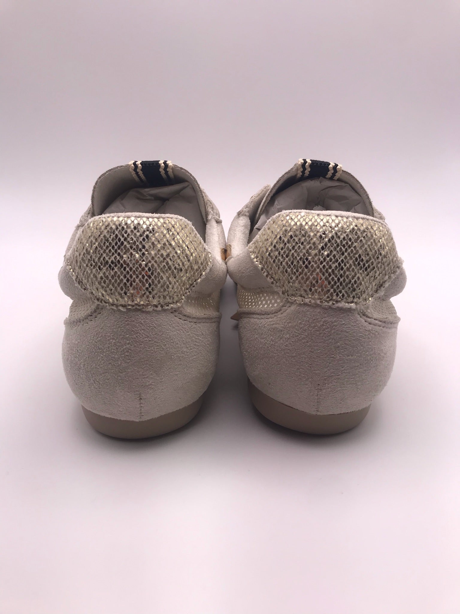 Ténis Corina de senhora casuais em bege e dourado Platino; sapatos femininos respiráveis de verão com atacadores brilhantes e sola rasa confortáveis para o dia a dia