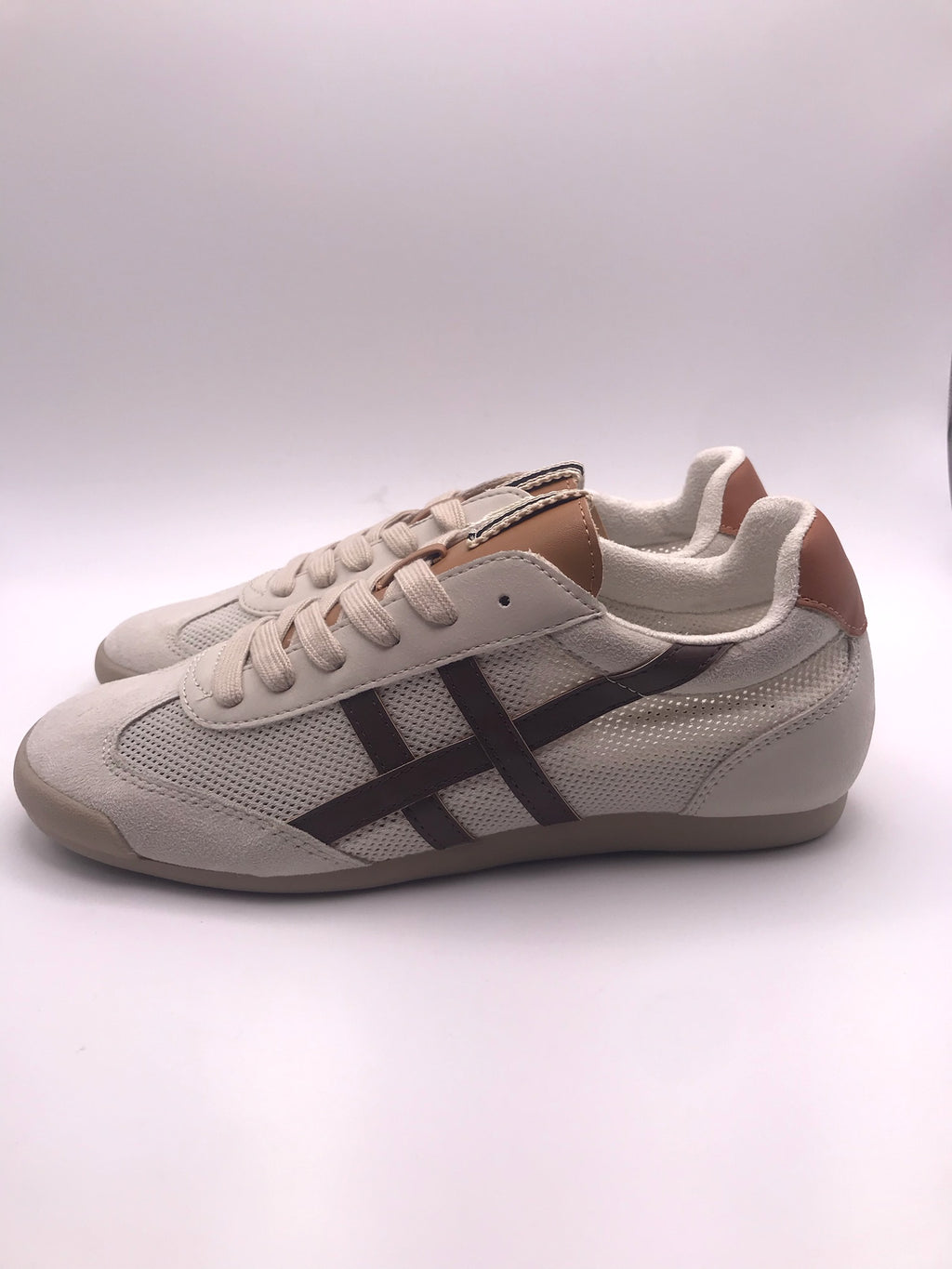 Ténis Corina de senhora casuais em bege e castanho cafe; sapatos femininos respiráveis de verão com atacadores brilhantes e sola rasa confortáveis para o dia a dia