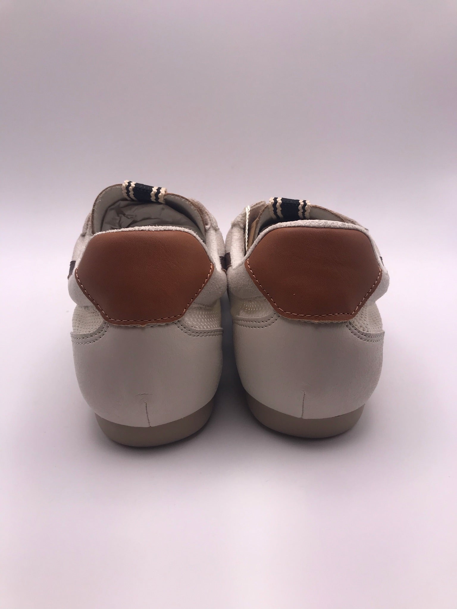 Ténis Corina de senhora casuais em bege e castanho cafe; sapatos femininos respiráveis de verão com atacadores brilhantes e sola rasa confortáveis para o dia a dia