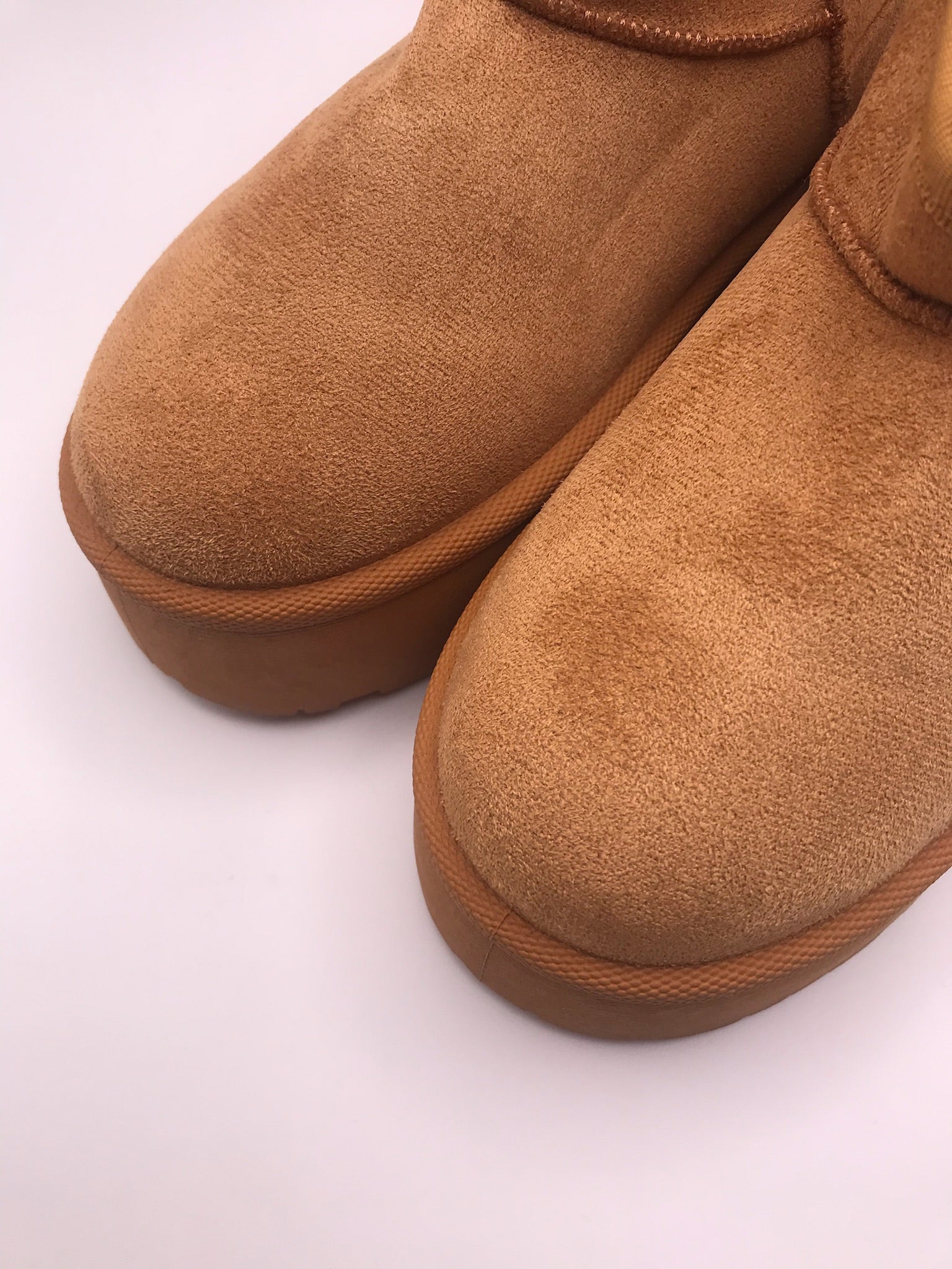 BOTA PANTUFAS MACADI CASTANHO CARAMELO VELUDO PELOS PLATAFORMA