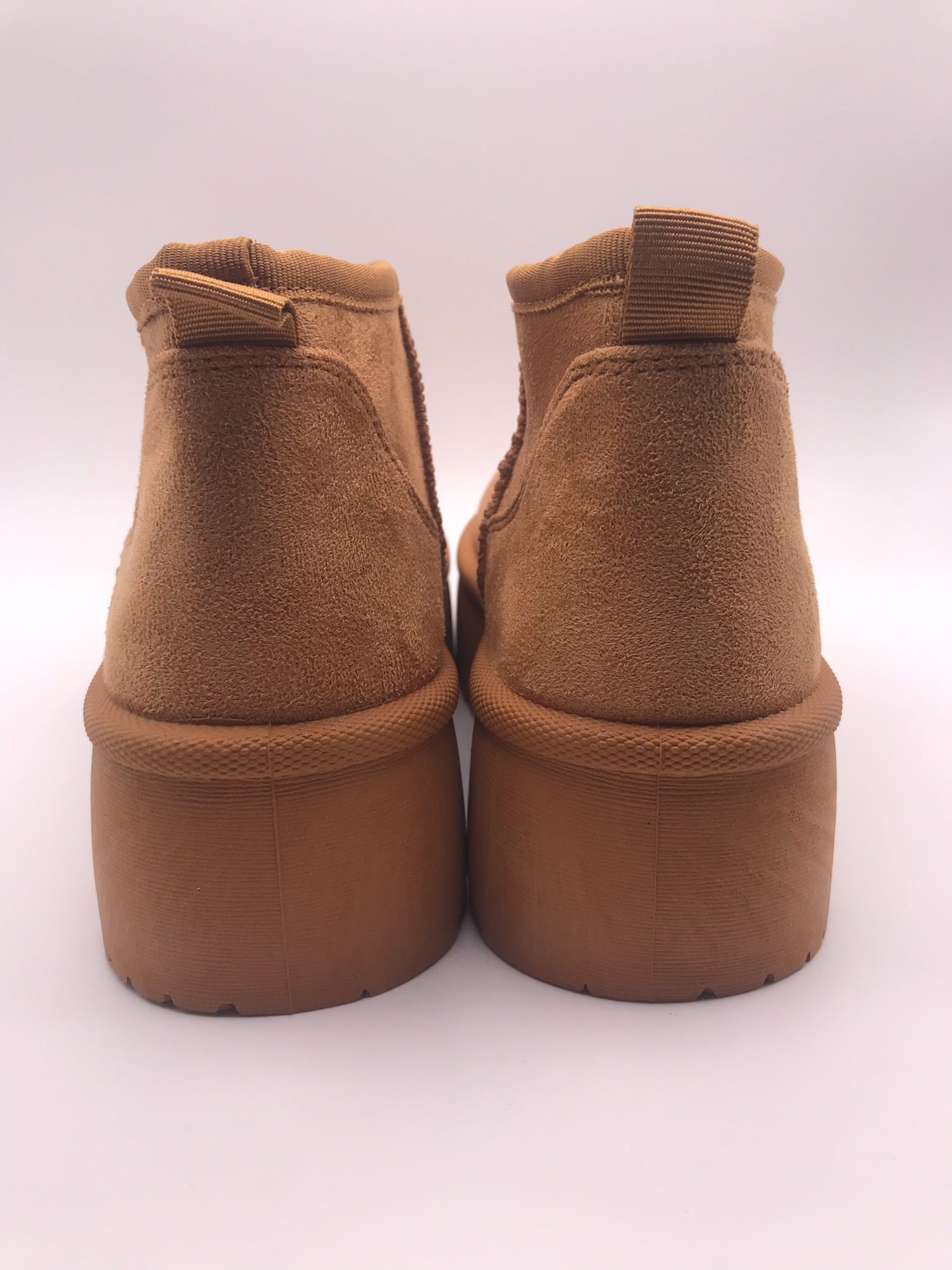 BOTA PANTUFAS MACADI CASTANHO CARAMELO VELUDO PELOS PLATAFORMA