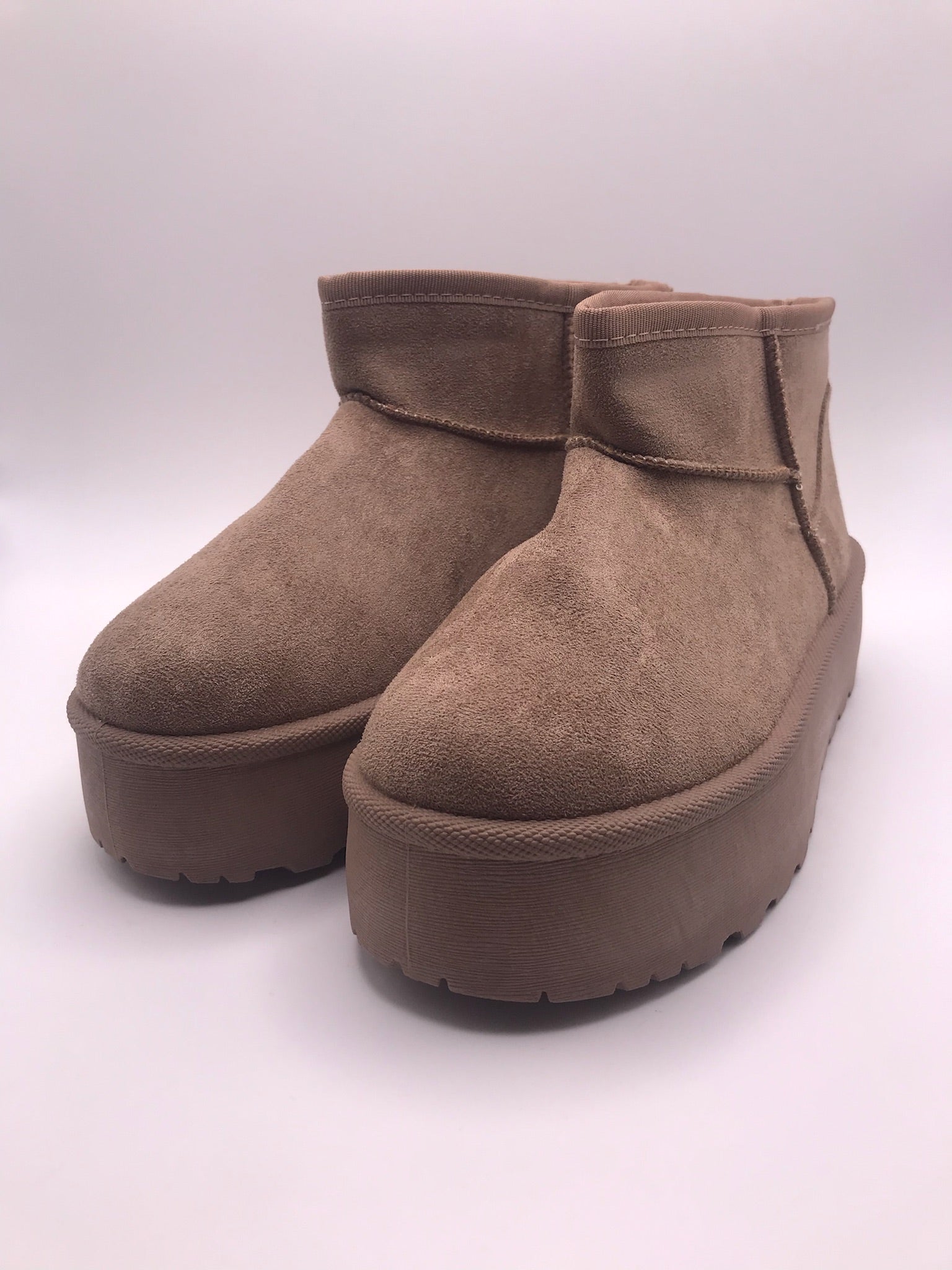 BOTA PANTUFAS MACADI TAUPE VELUDO PELOS BEGE PLATAFORMA