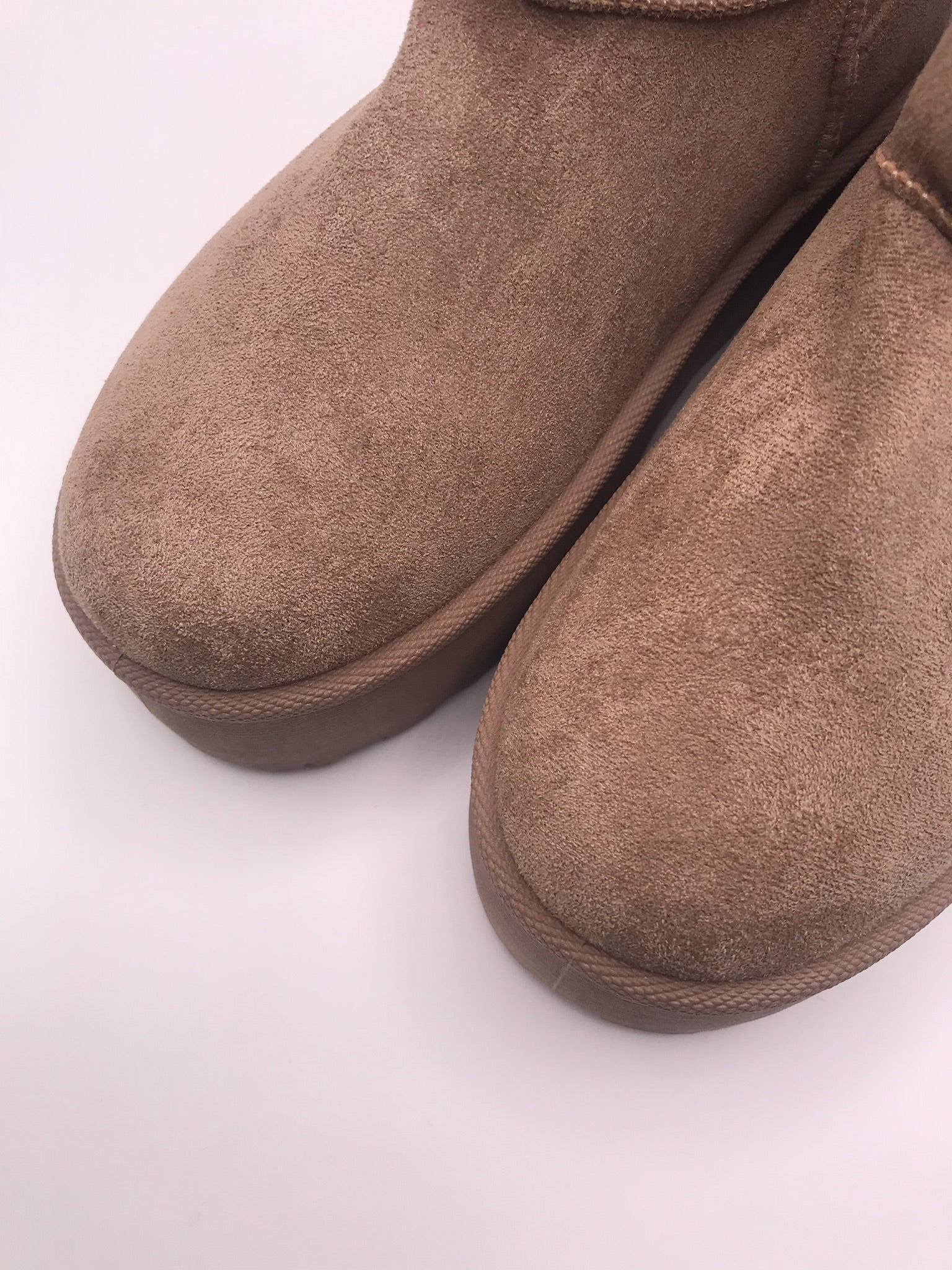 BOTA PANTUFAS MACADI TAUPE VELUDO PELOS BEGE PLATAFORMA