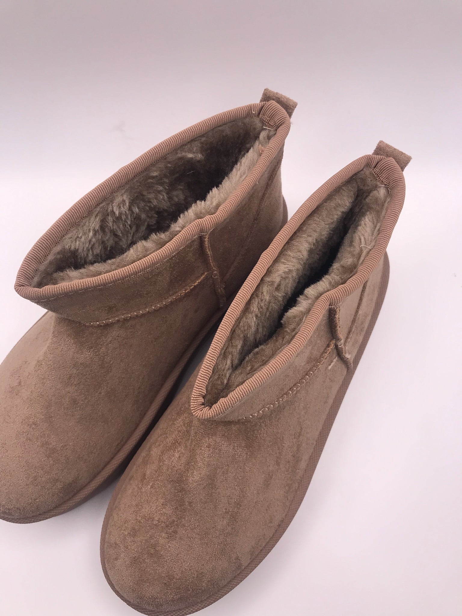 BOTA PANTUFAS MACADI TAUPE VELUDO PELOS BEGE PLATAFORMA