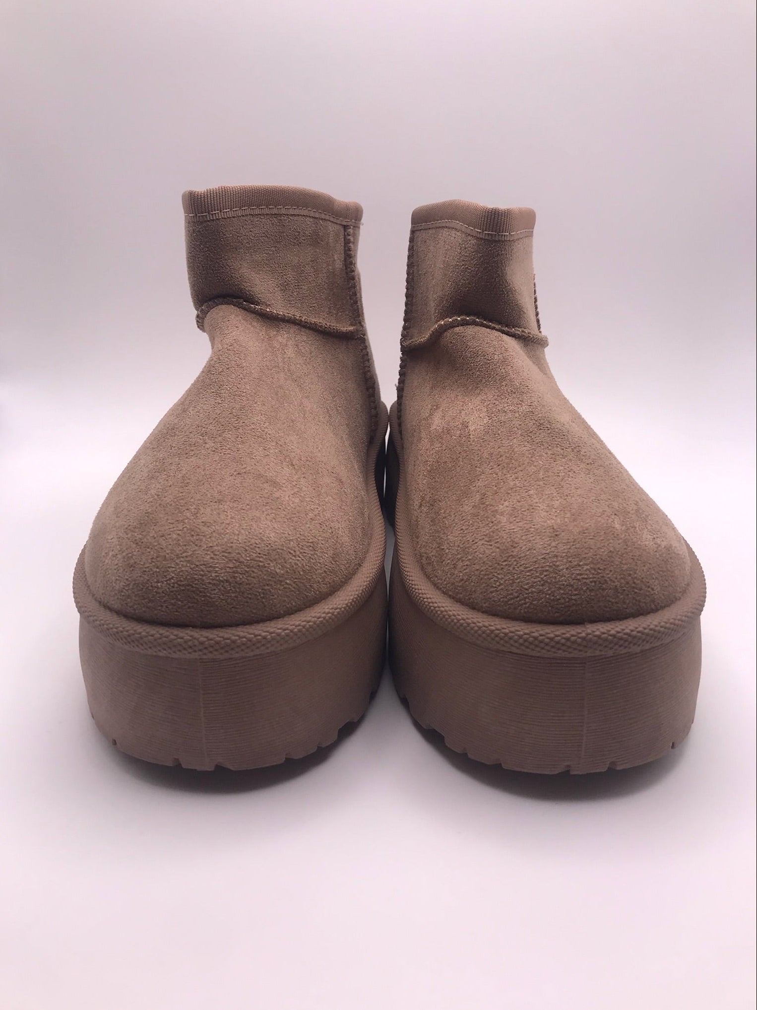 BOTA PANTUFAS MACADI TAUPE VELUDO PELOS BEGE PLATAFORMA
