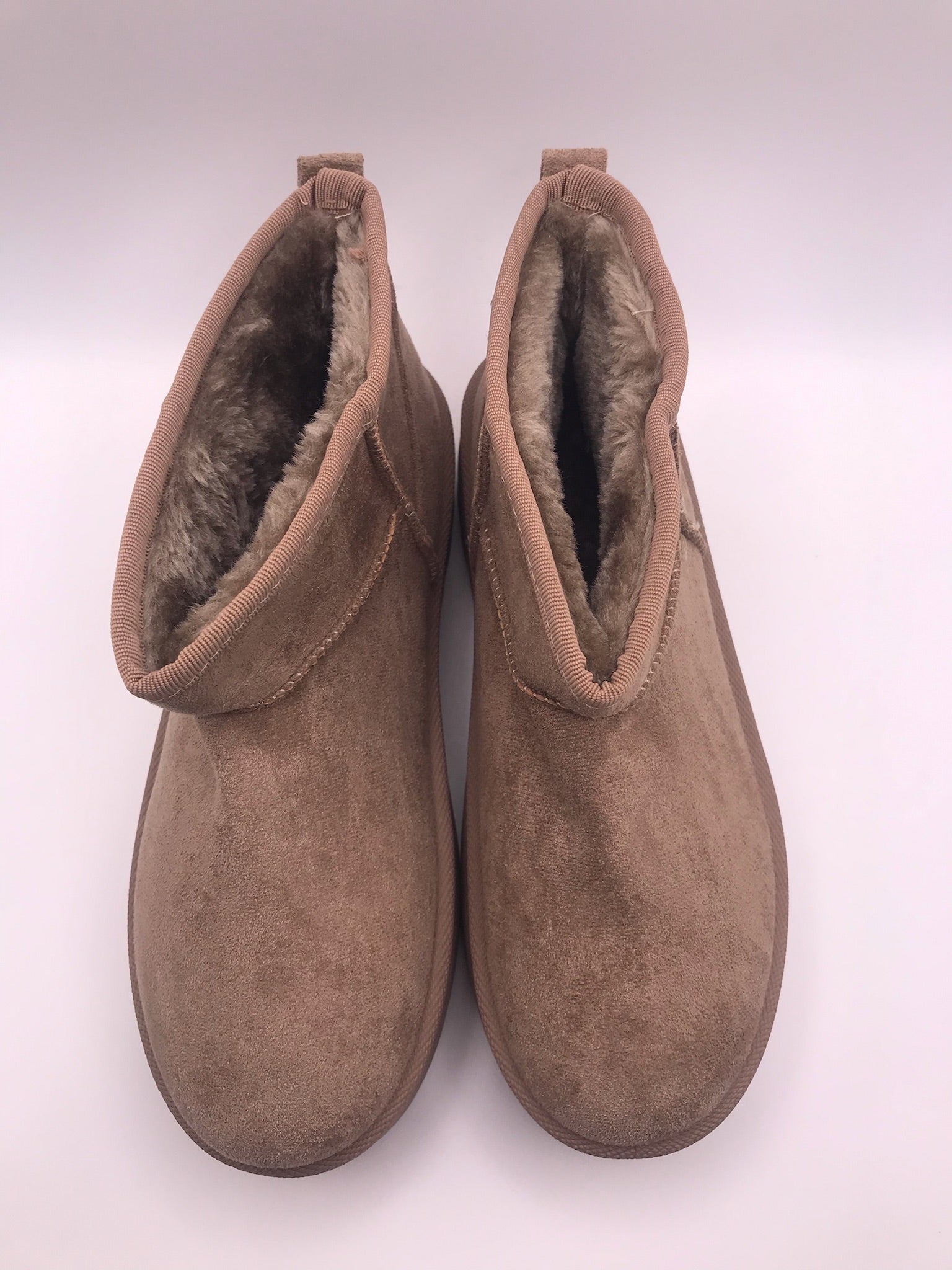 BOTA PANTUFAS MACADI TAUPE VELUDO PELOS BEGE PLATAFORMA