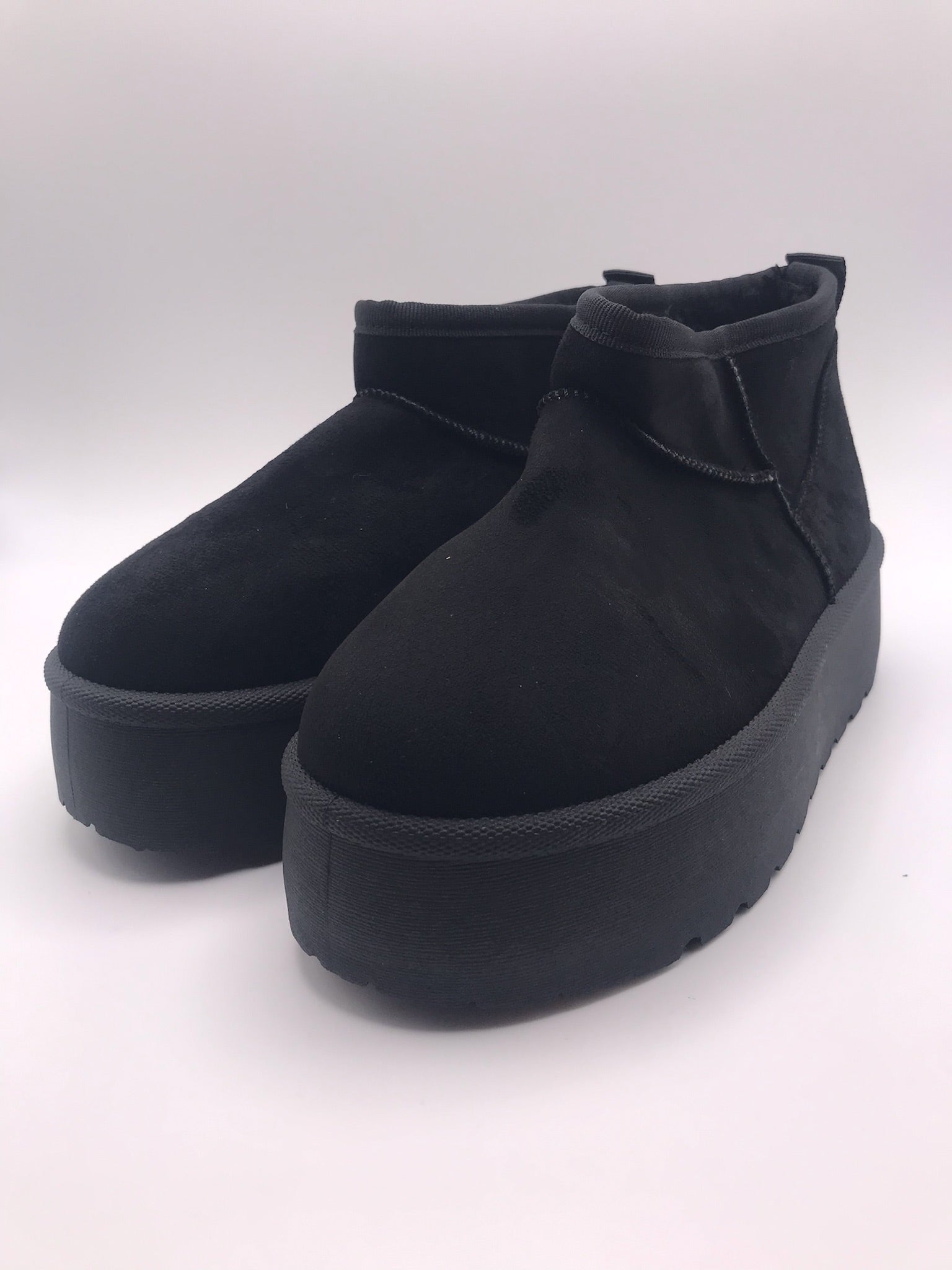 BOTA PANTUFAS MACADI BLACK VELUDO PELOS PRETO PLATAFORMA