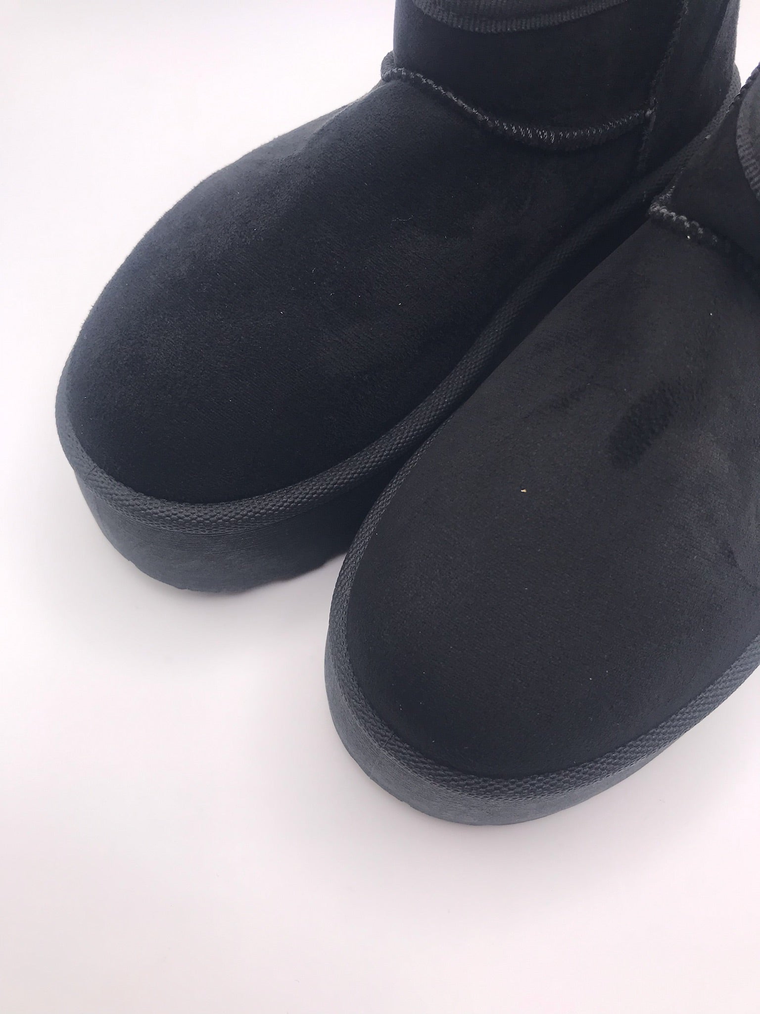 BOTA PANTUFAS MACADI BLACK VELUDO PELOS PRETO PLATAFORMA
