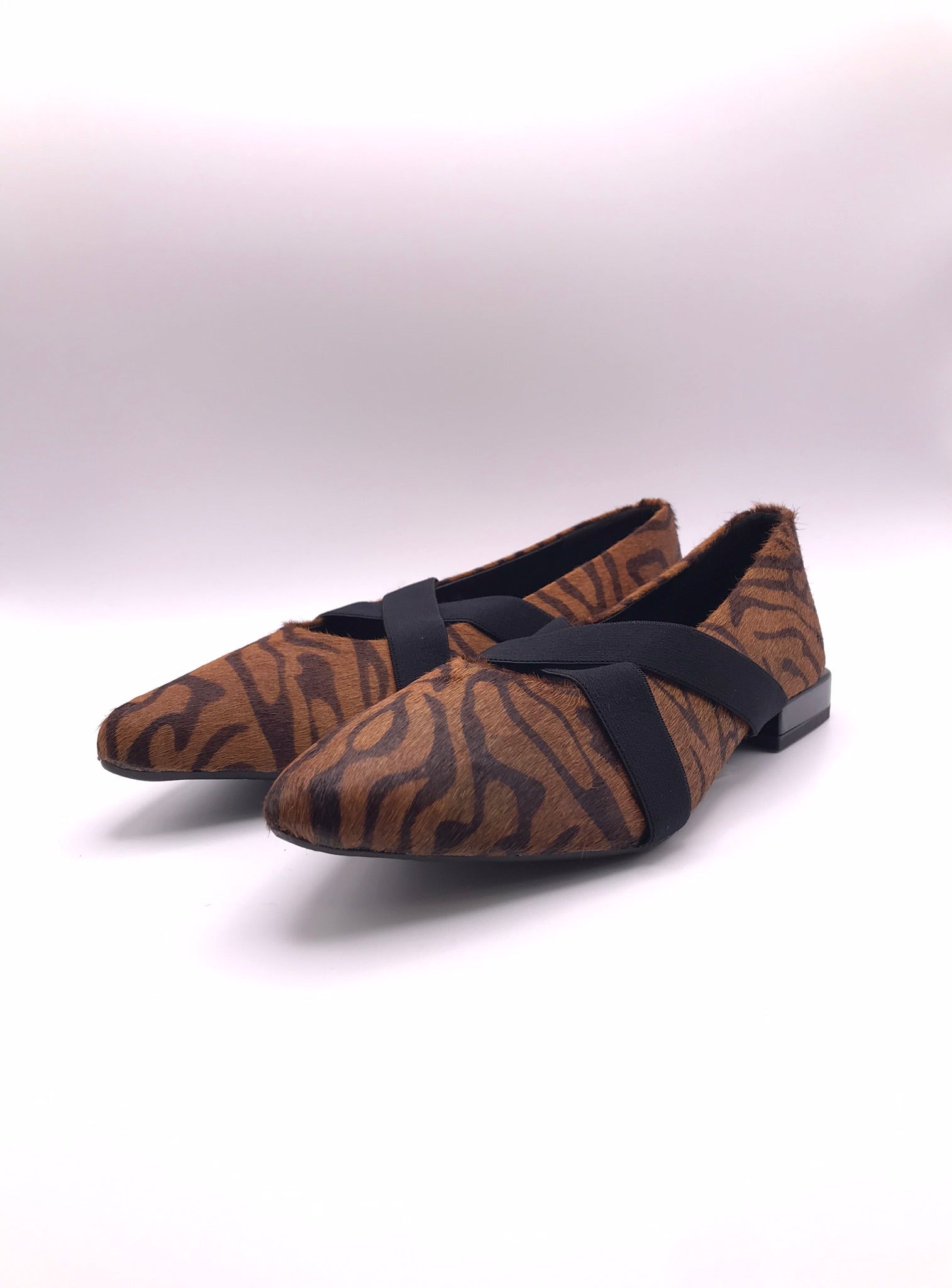 SABRINA MARY JANE GIOSEPPO LEOPARDO COURO BICUDO ELÁSTICO TRANSVERSAL PRETO CASTANHO
