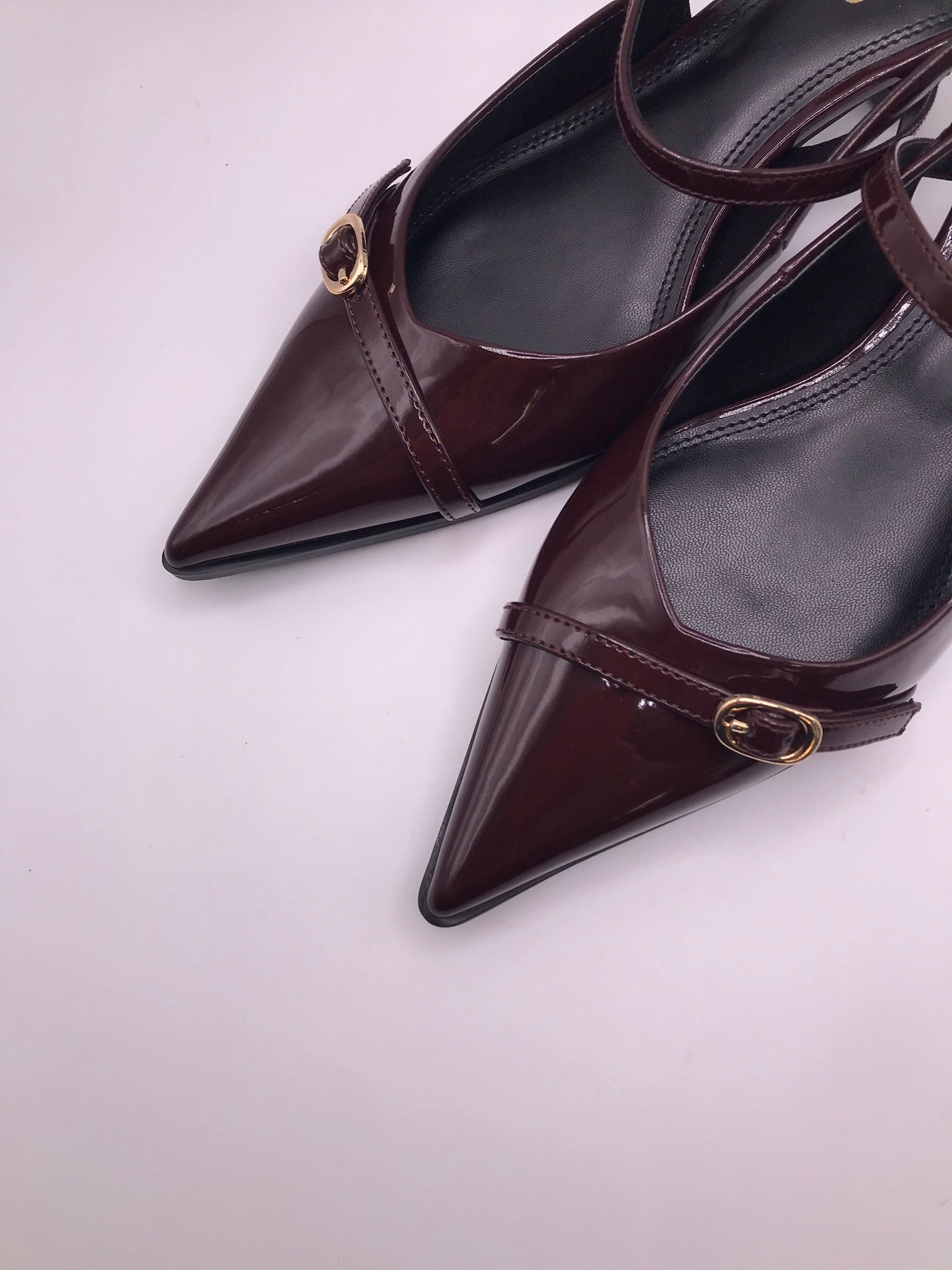 SABRINA SALTO MULLET GIOSEPPO BORDO TIRA DUPLA FIVELA DOURADA BICUDO SCARPIN
