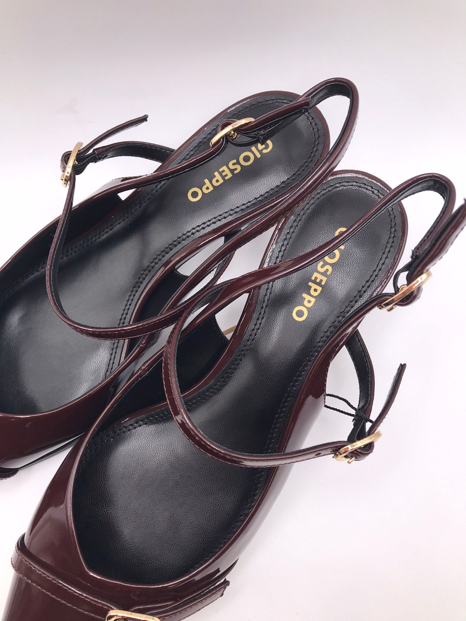 SABRINA SALTO MULLET GIOSEPPO BORDO TIRA DUPLA FIVELA DOURADA BICUDO SCARPIN