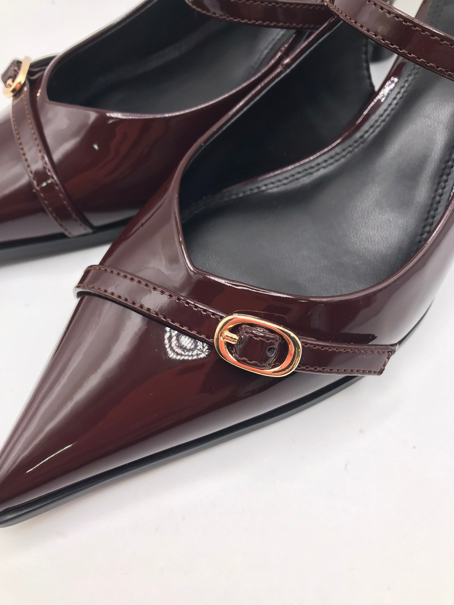 SABRINA SALTO MULLET GIOSEPPO BORDO TIRA DUPLA FIVELA DOURADA BICUDO SCARPIN