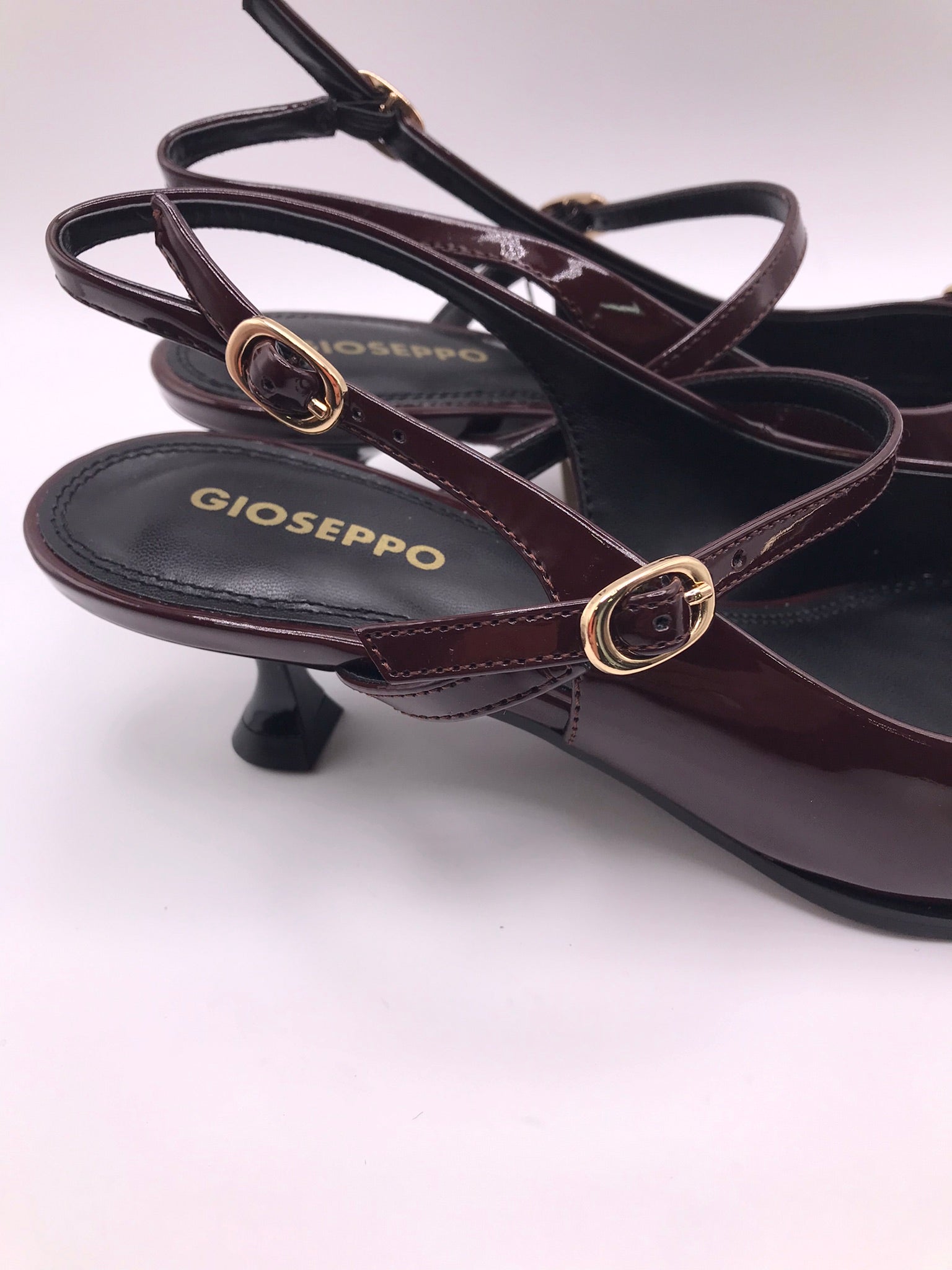 SABRINA SALTO MULLET GIOSEPPO BORDO TIRA DUPLA FIVELA DOURADA BICUDO SCARPIN