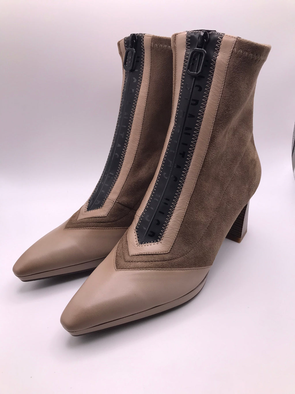 BOTA SALTO HISPANITAS BEGE PRETO ZIPER FRONTAL BICUDO