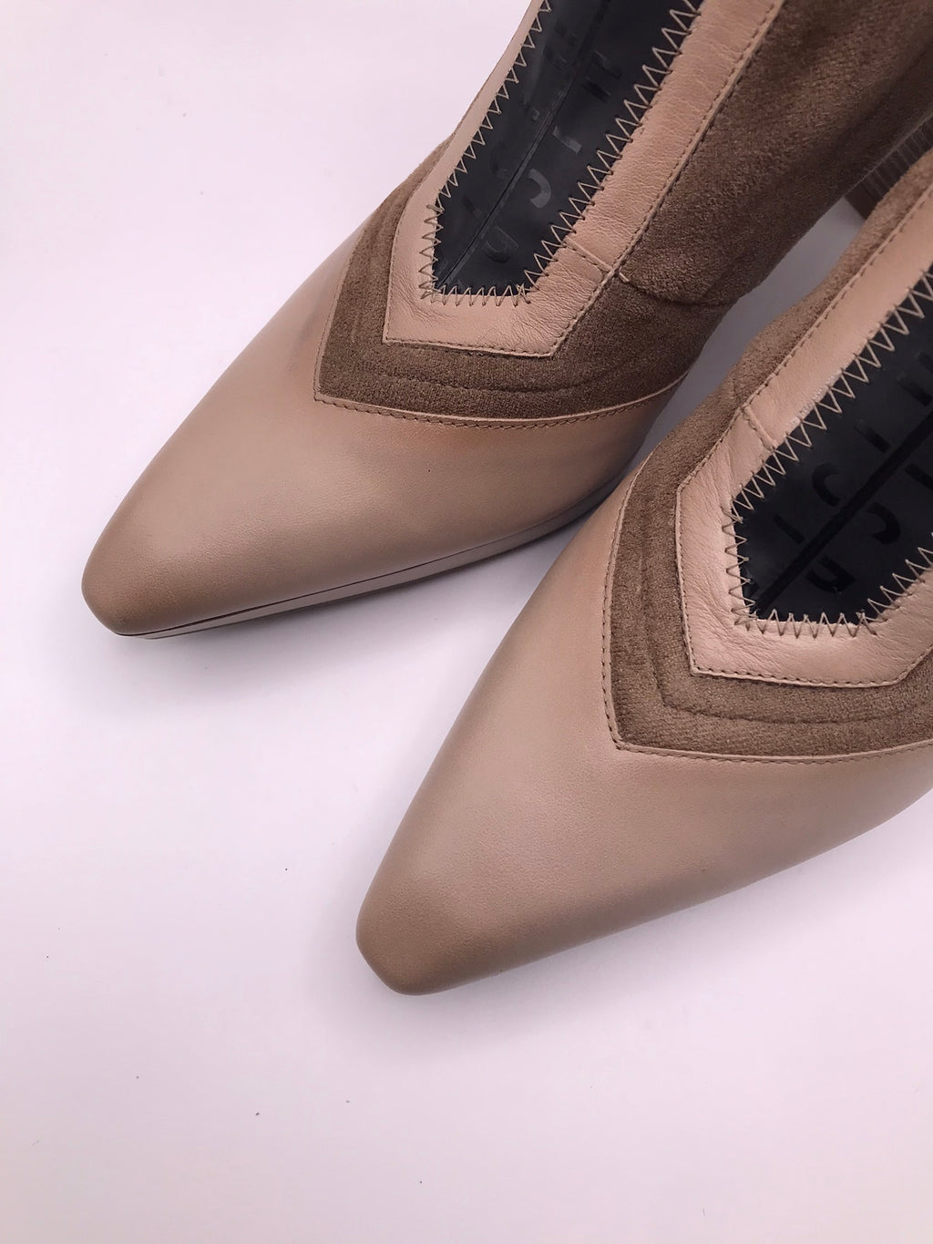 BOTA SALTO HISPANITAS BEGE PRETO ZIPER FRONTAL BICUDO