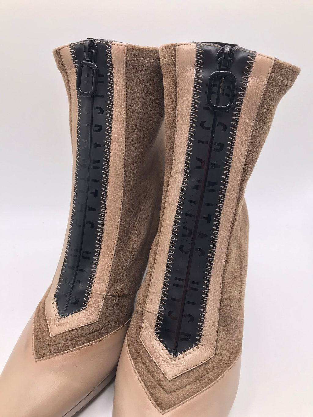 BOTA SALTO HISPANITAS BEGE PRETO ZIPER FRONTAL BICUDO