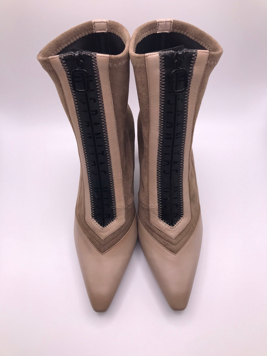 BOTA SALTO HISPANITAS BEGE PRETO ZIPER FRONTAL BICUDO