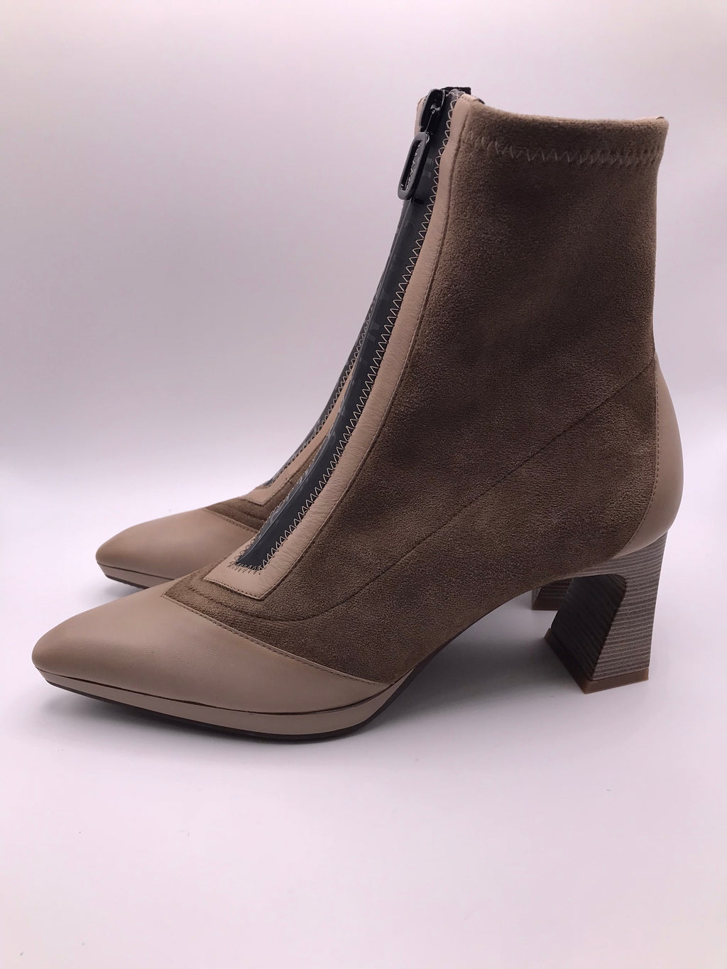 BOTA SALTO HISPANITAS BEGE PRETO ZIPER FRONTAL BICUDO