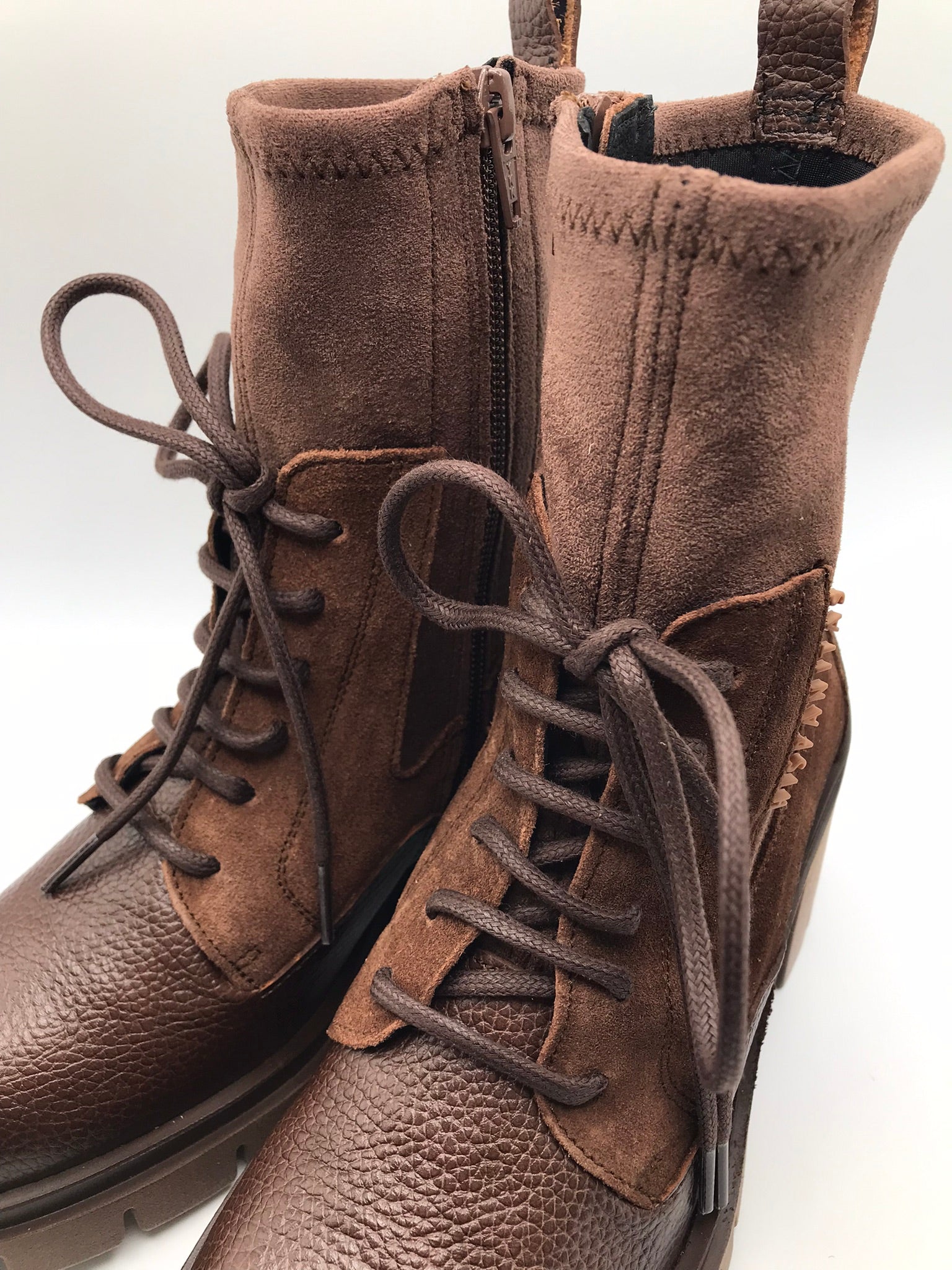 BOTA COTURNO HISPANITAS CASTANHO ESCURO COURO LOGO LATERAL ZIPER DETALHES EM CAMURÇA