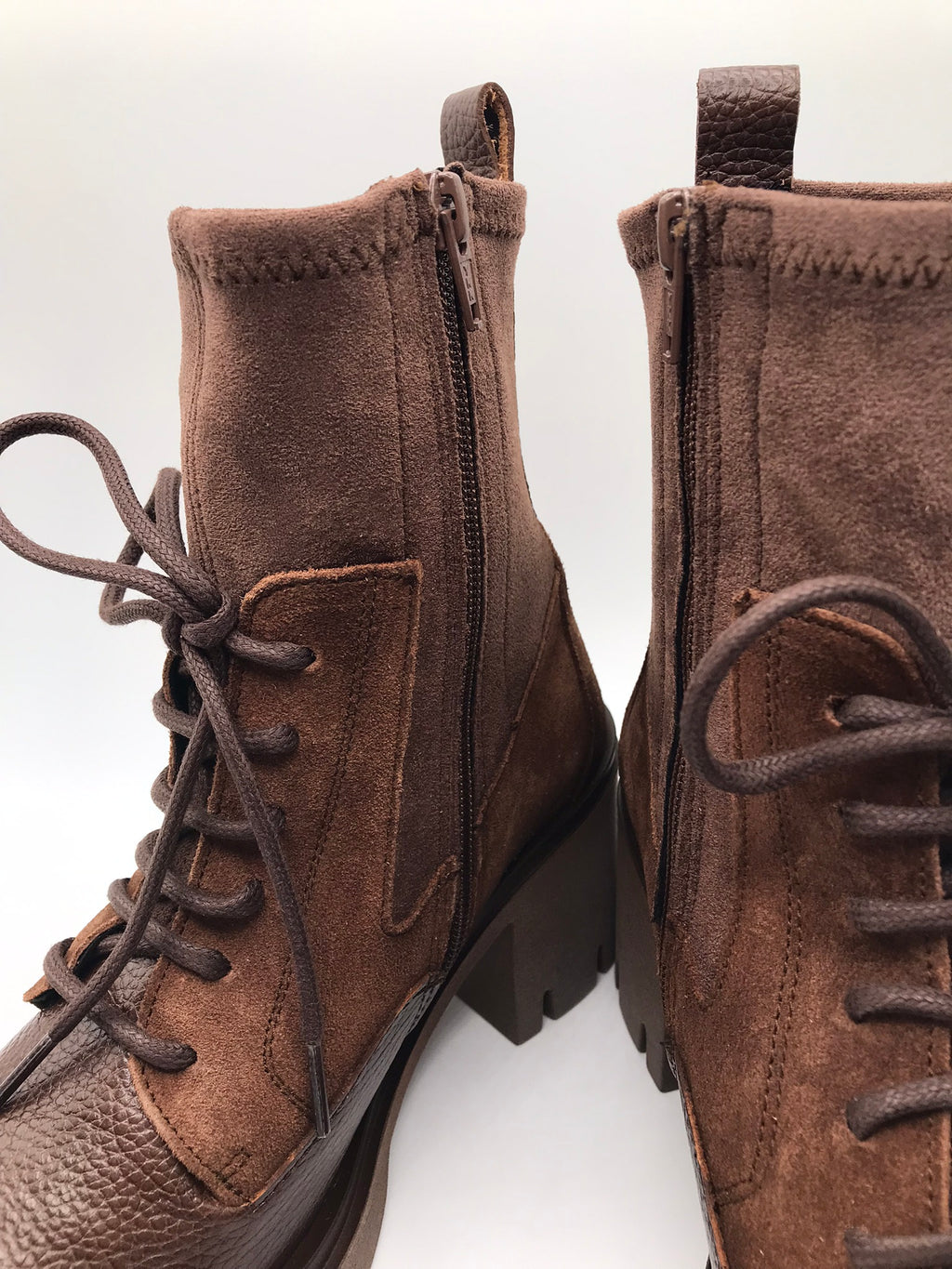 BOTA COTURNO HISPANITAS CASTANHO ESCURO COURO LOGO LATERAL ZIPER DETALHES EM CAMURÇA