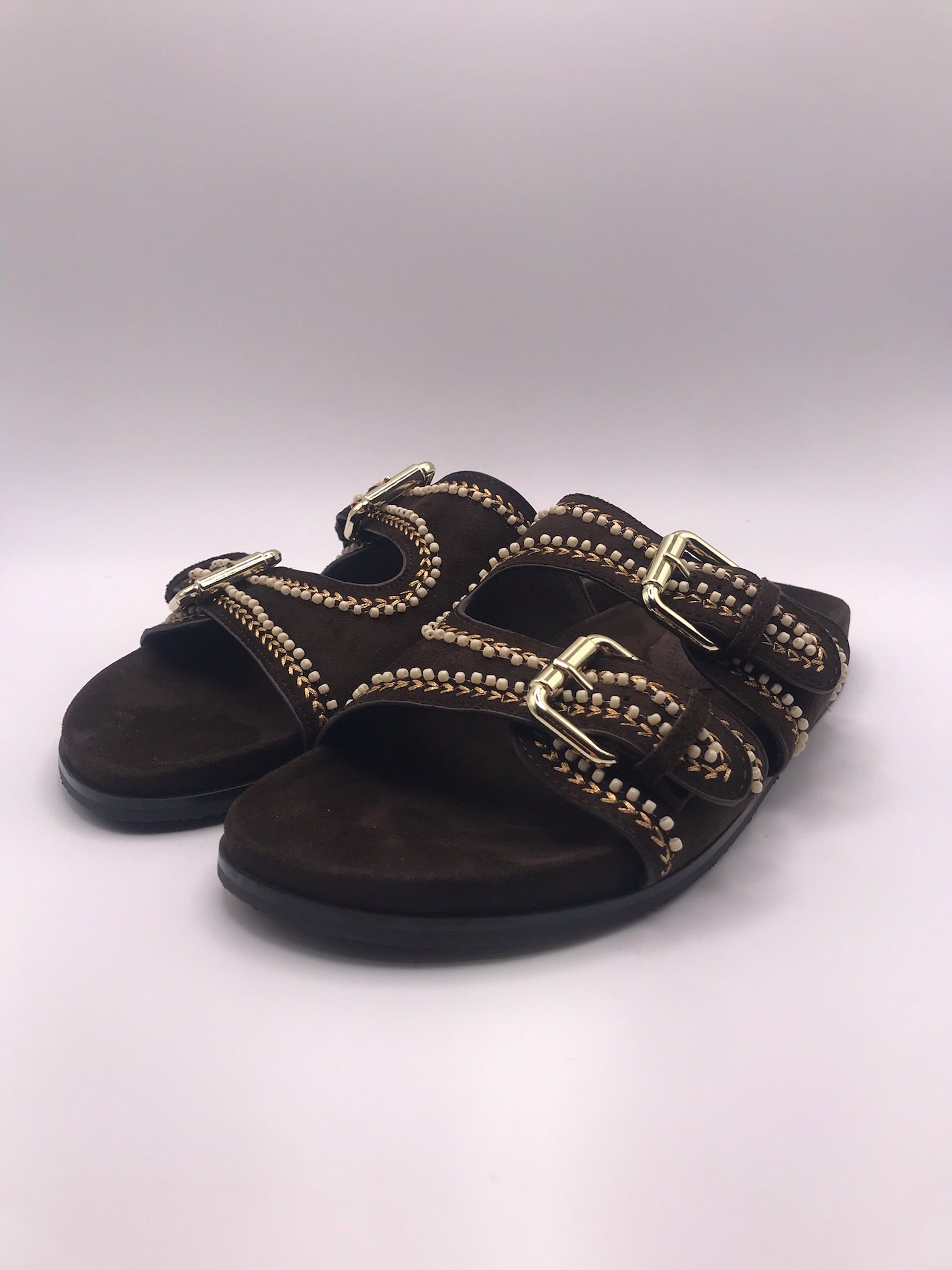 SANDÁLIA CORINA CAFE CASTANHO ESCURO FIVELA CAMURÇA APLICAÇÃO BOLA BRANCA BORDADO FIVELA DOURADO