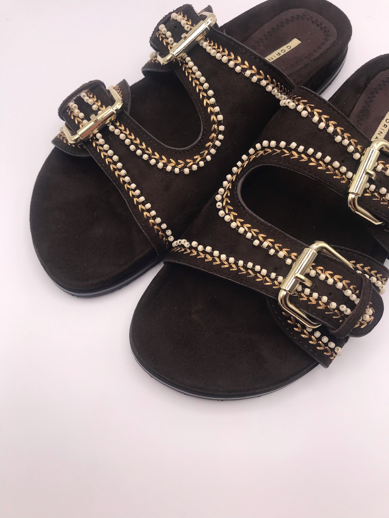 SANDÁLIA CORINA CAFE CASTANHO ESCURO FIVELA CAMURÇA APLICAÇÃO BOLA BRANCA BORDADO FIVELA DOURADO