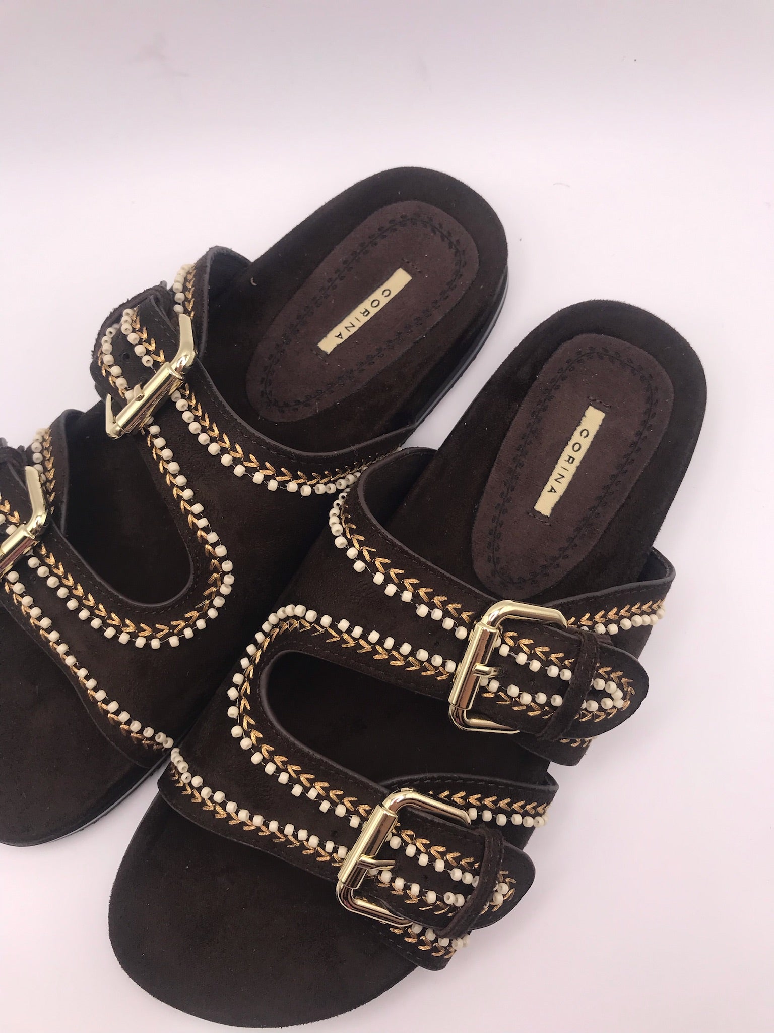 SANDÁLIA CORINA CAFE CASTANHO ESCURO FIVELA CAMURÇA APLICAÇÃO BOLA BRANCA BORDADO FIVELA DOURADO