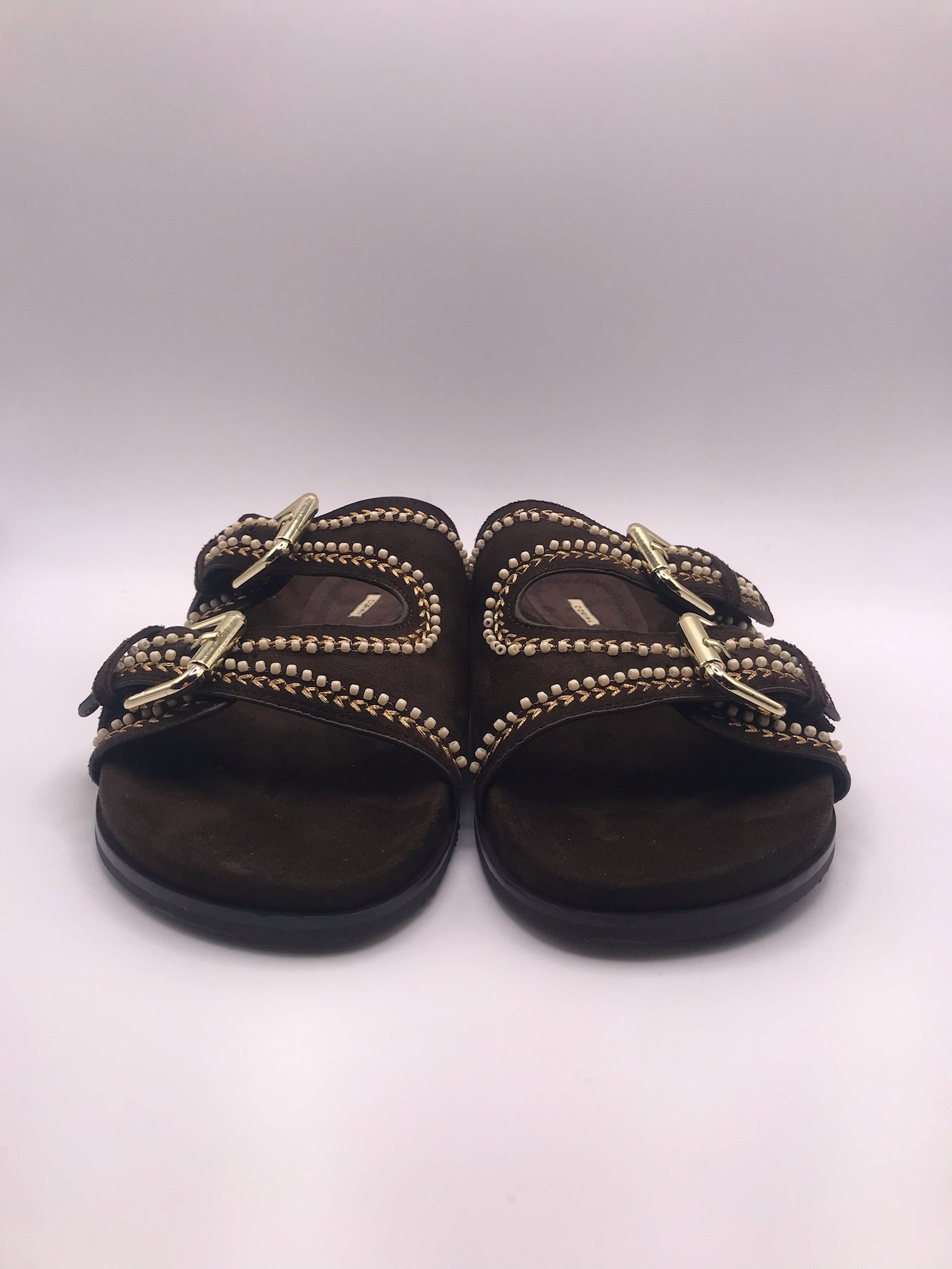 SANDÁLIA CORINA CAFE CASTANHO ESCURO FIVELA CAMURÇA APLICAÇÃO BOLA BRANCA BORDADO FIVELA DOURADO