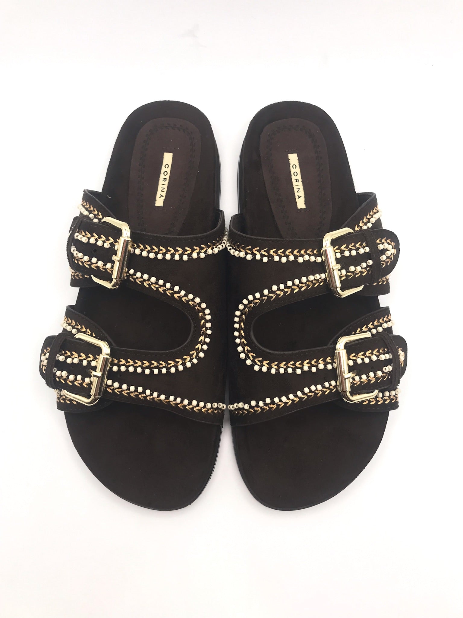 SANDÁLIA CORINA CAFE CASTANHO ESCURO FIVELA CAMURÇA APLICAÇÃO BOLA BRANCA BORDADO FIVELA DOURADO