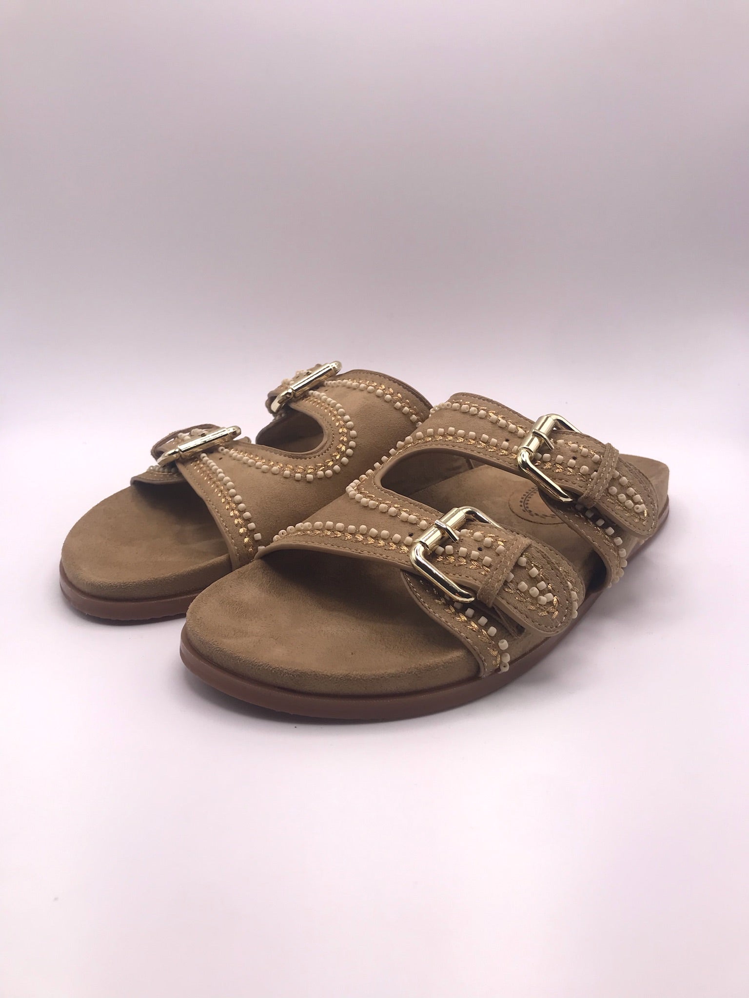 SANDÁLIA CORINA CAMEL CASTANHO CARAMELO FIVELA CAMURÇA APLICAÇÃO BOLA BRANCA BORDADO FIVELA DOURADO