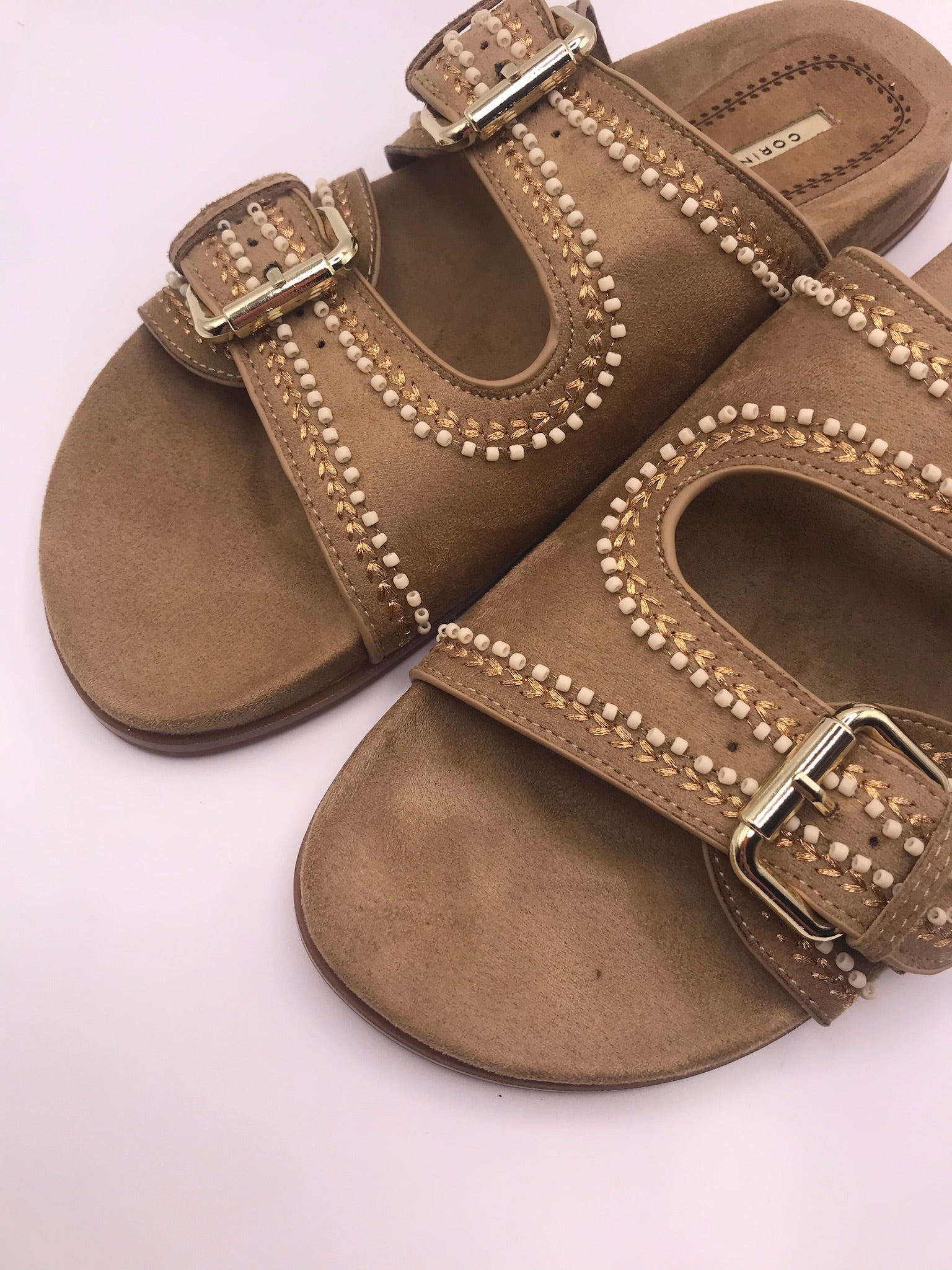 SANDÁLIA CORINA CAMEL CASTANHO CARAMELO FIVELA CAMURÇA APLICAÇÃO BOLA BRANCA BORDADO FIVELA DOURADO