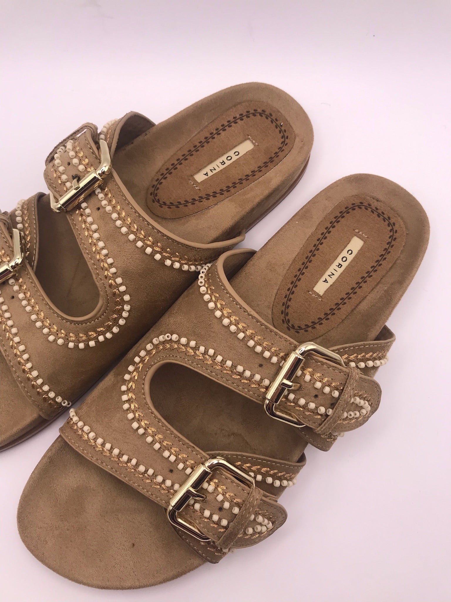 SANDÁLIA CORINA CAMEL CASTANHO CARAMELO FIVELA CAMURÇA APLICAÇÃO BOLA BRANCA BORDADO FIVELA DOURADO