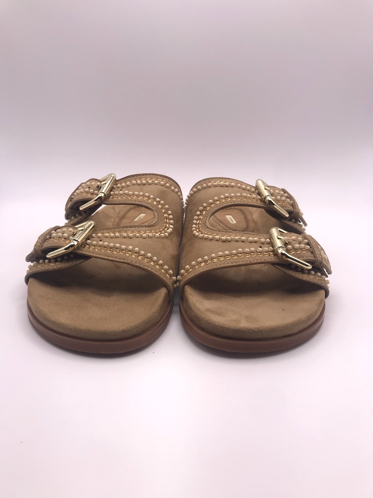 SANDÁLIA CORINA CAMEL CASTANHO CARAMELO FIVELA CAMURÇA APLICAÇÃO BOLA BRANCA BORDADO FIVELA DOURADO