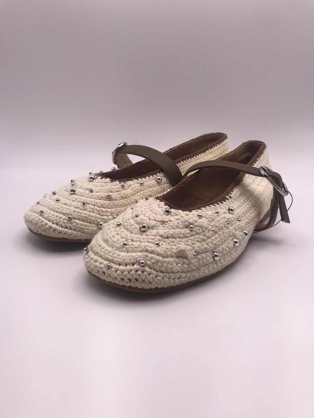 Sabrinas Gioseppo Manyoni em Crochet Bege com Pérolas Prateadas; Sapatos Mary Jane Femininos com Tira Ajustável e Fivela; Calçado Confortável de Verão Estilo Boho Chic Boutique