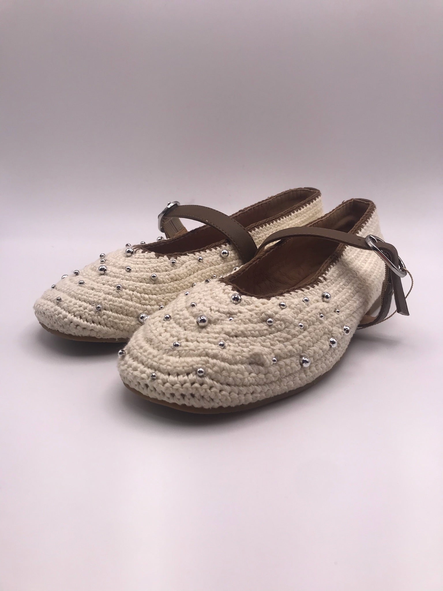 SABRINA MARY JANE GIOSEPPO CROCHE CREME TIRA CASTANHO FIVELA APLICAÇÕES BOLA PRATA