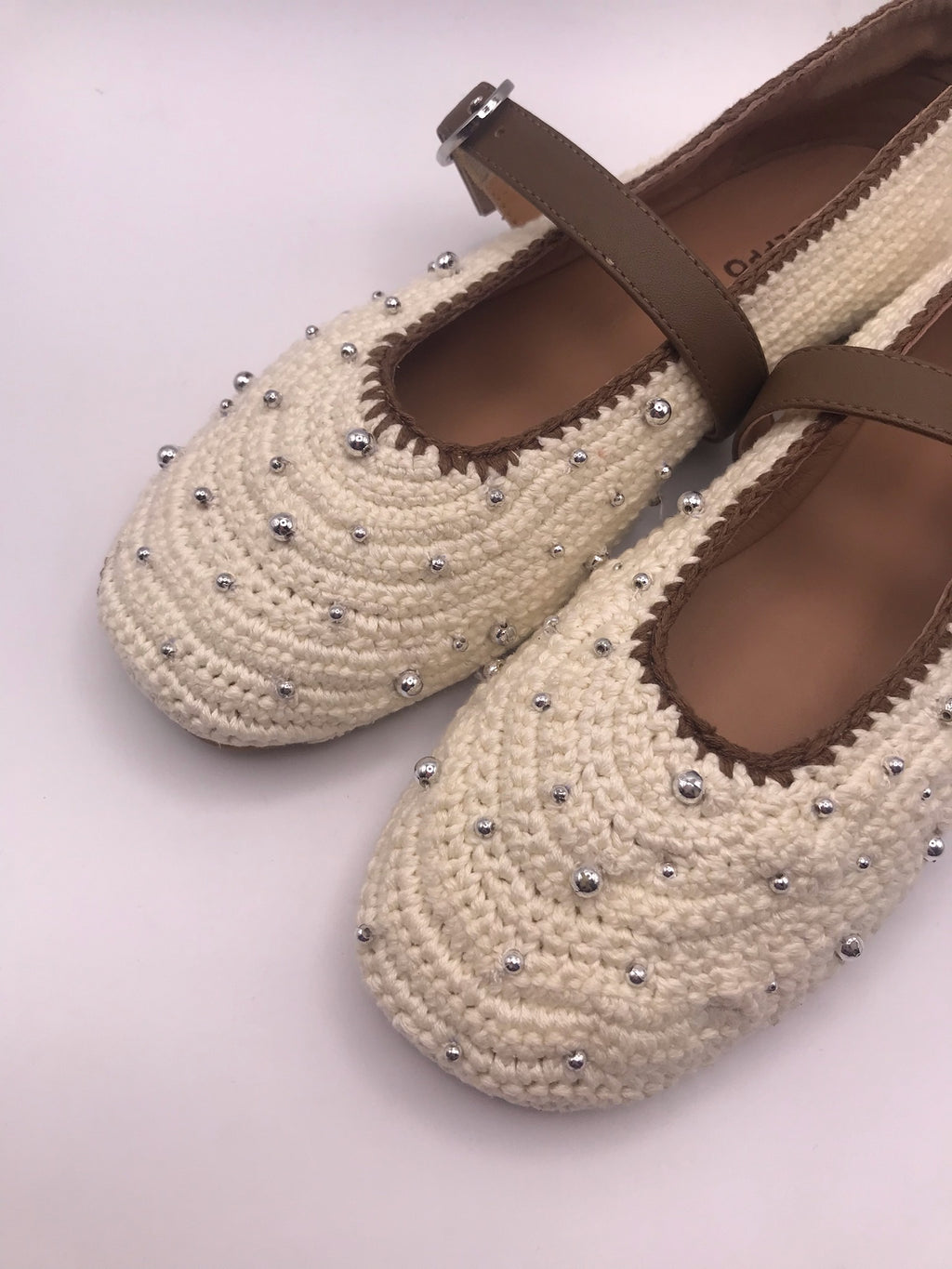 Sabrinas Gioseppo Manyoni em Crochet Bege com Pérolas Prateadas; Sapatos Mary Jane Femininos com Tira Ajustável e Fivela; Calçado Confortável de Verão Estilo Boho Chic Boutique
