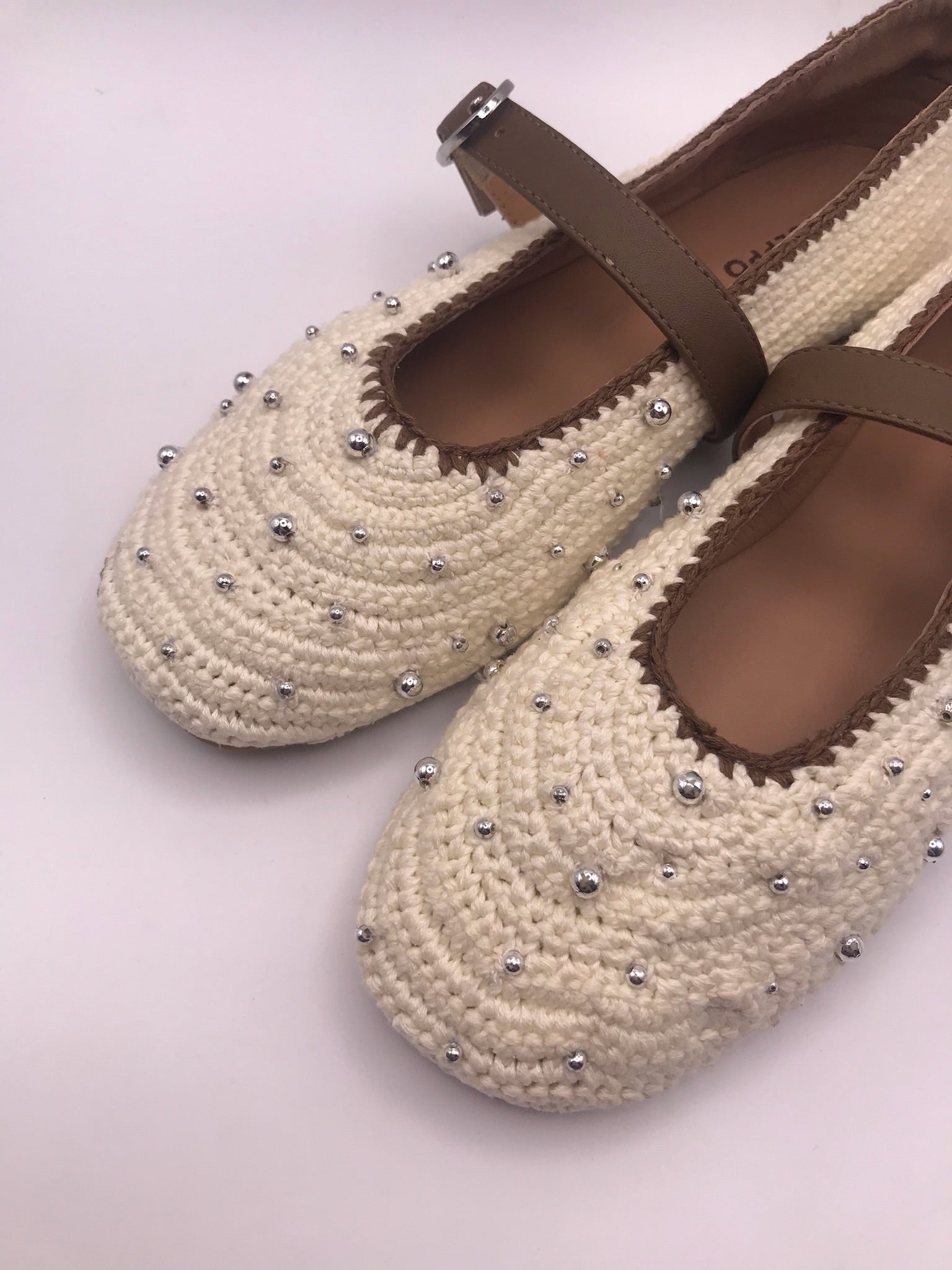 SABRINA MARY JANE GIOSEPPO CROCHE CREME TIRA CASTANHO FIVELA APLICAÇÕES BOLA PRATA