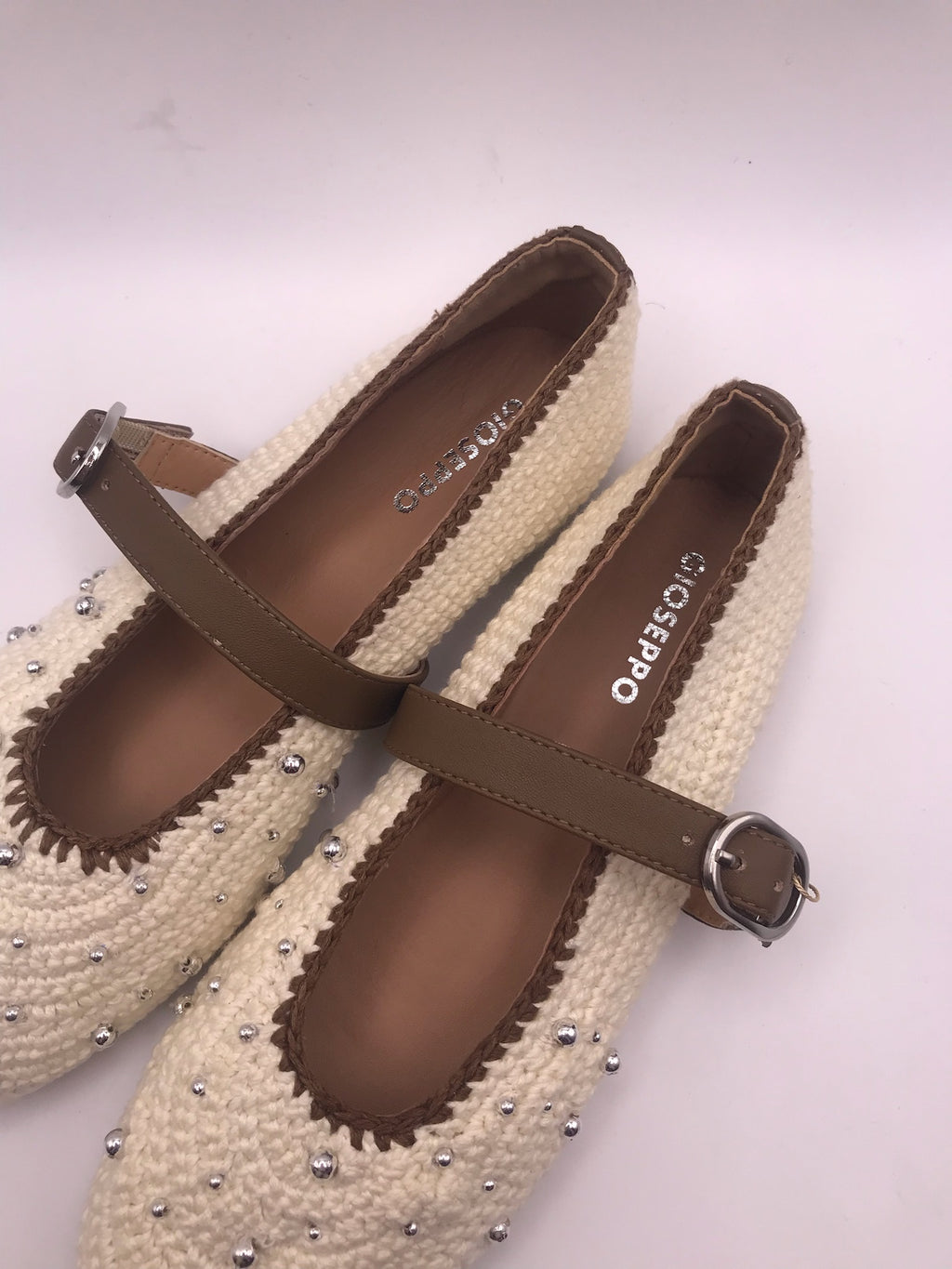 Sabrinas Gioseppo Manyoni em Crochet Bege com Pérolas Prateadas; Sapatos Mary Jane Femininos com Tira Ajustável e Fivela; Calçado Confortável de Verão Estilo Boho Chic Boutique