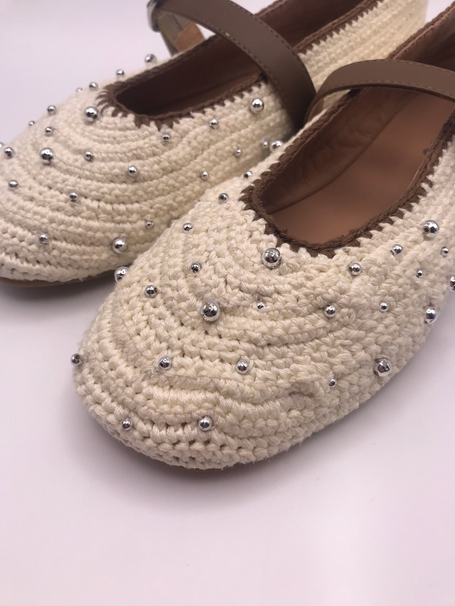 SABRINA MARY JANE GIOSEPPO CROCHE CREME TIRA CASTANHO FIVELA APLICAÇÕES BOLA PRATA