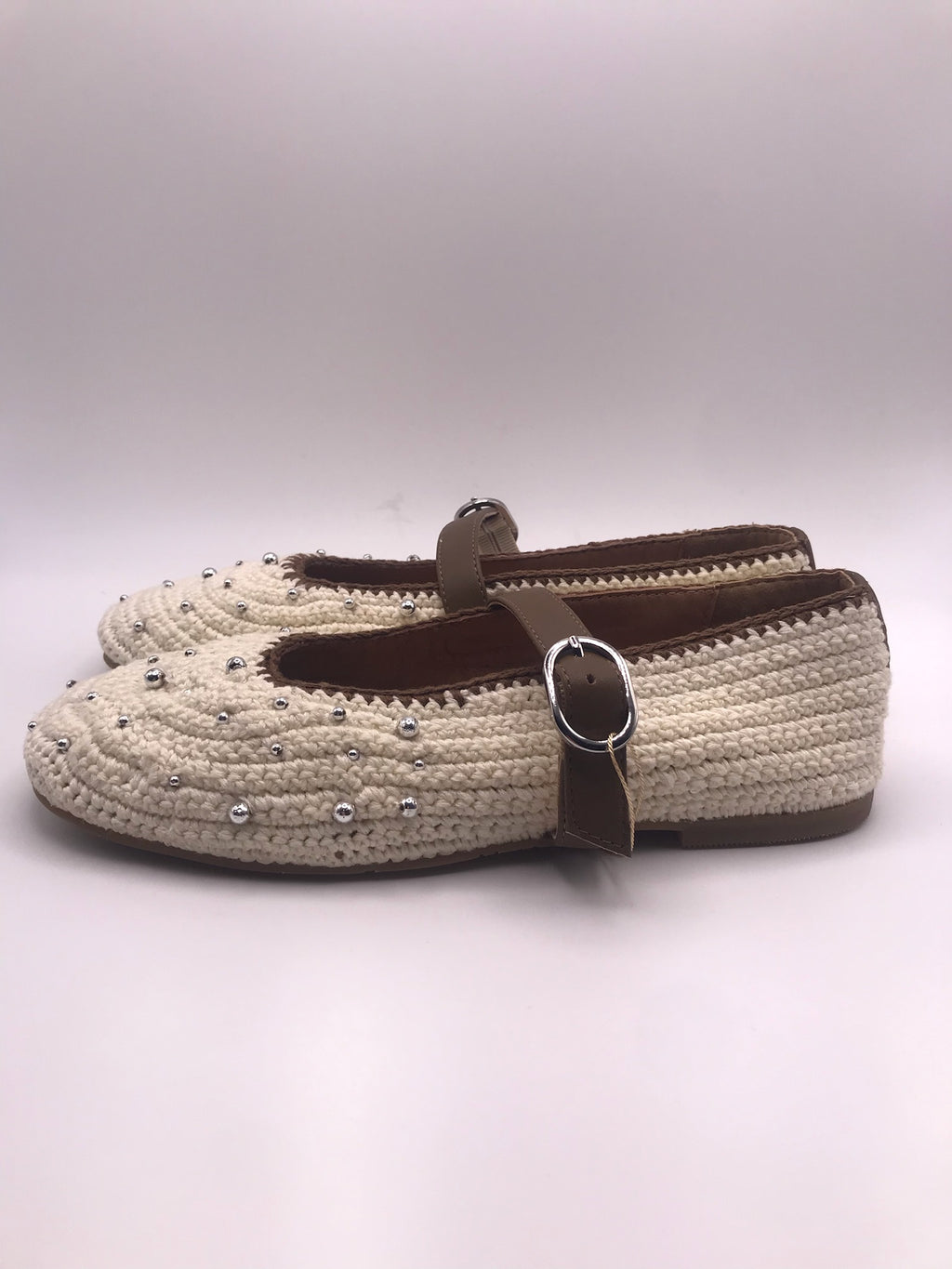 Sabrinas Gioseppo Manyoni em Crochet Bege com Pérolas Prateadas; Sapatos Mary Jane Femininos com Tira Ajustável e Fivela; Calçado Confortável de Verão Estilo Boho Chic Boutique