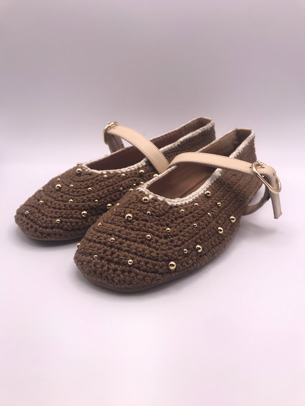 Sabrinas Gioseppo Manyoni em Crochet Castanho com Tachas Douradas; Sapatos Mary Jane Femininos com Tira Ajustável Nude; Calçado de Verão Confortável Estilo Boho Chic Boutique