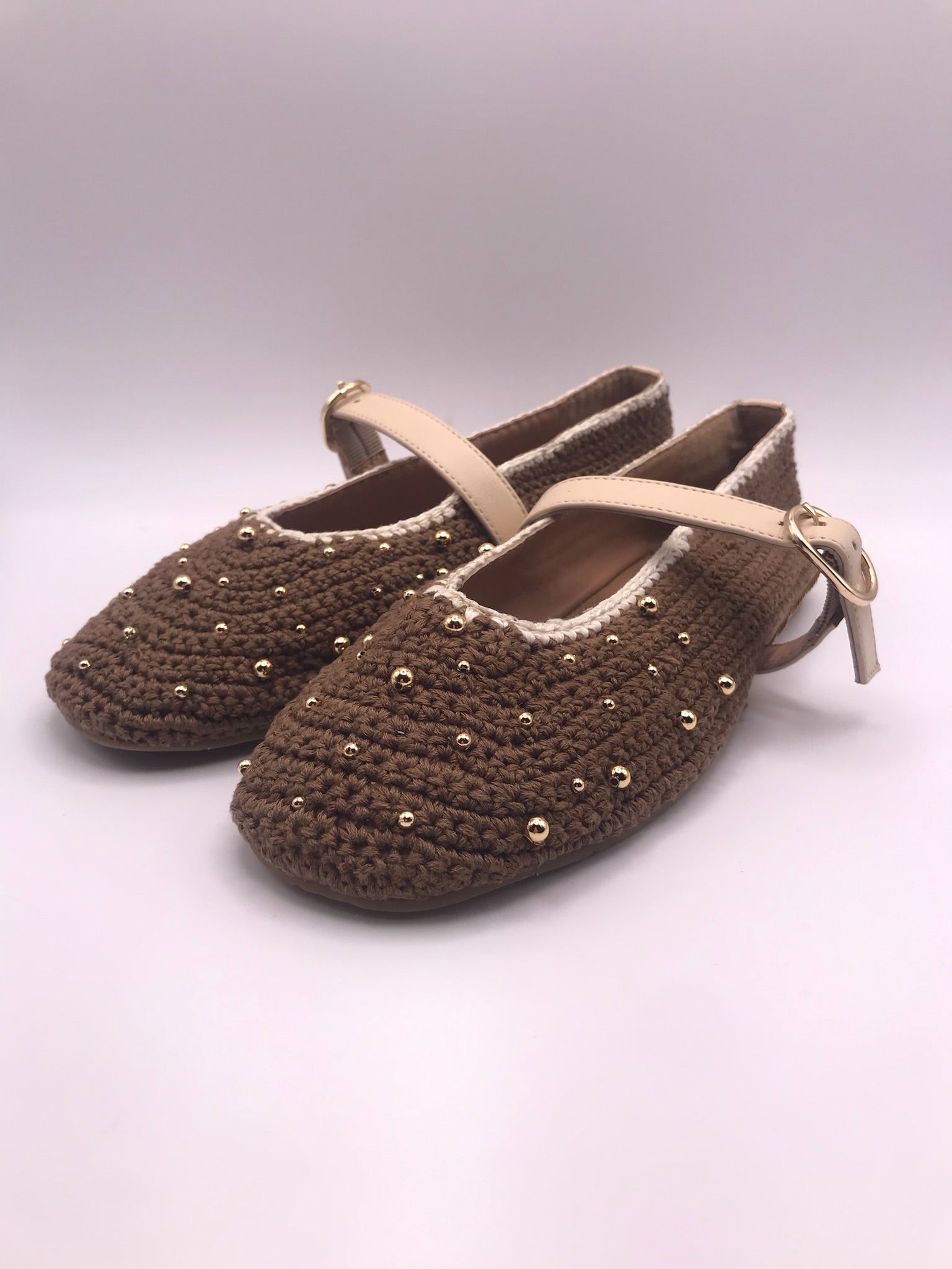 SABRINA MARY JANE GIOSEPPO CROCHE CASTANHO TIRA CREME FIVELA APLICAÇÕES BOLA DOURADO