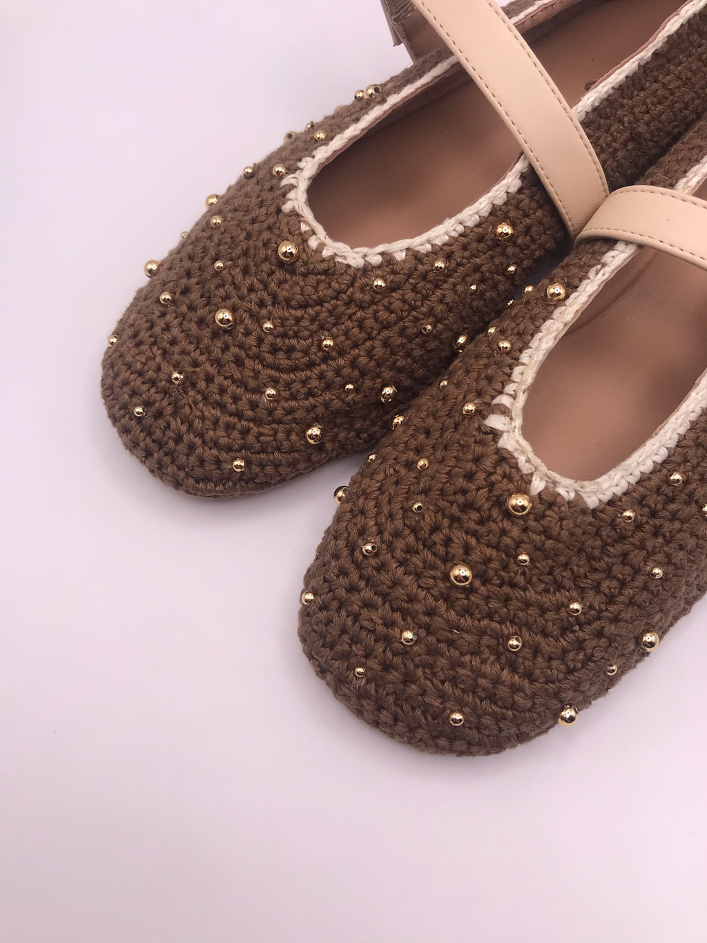 Sabrinas Gioseppo Manyoni em Crochet Castanho com Tachas Douradas; Sapatos Mary Jane Femininos com Tira Ajustável Nude; Calçado de Verão Confortável Estilo Boho Chic Boutique