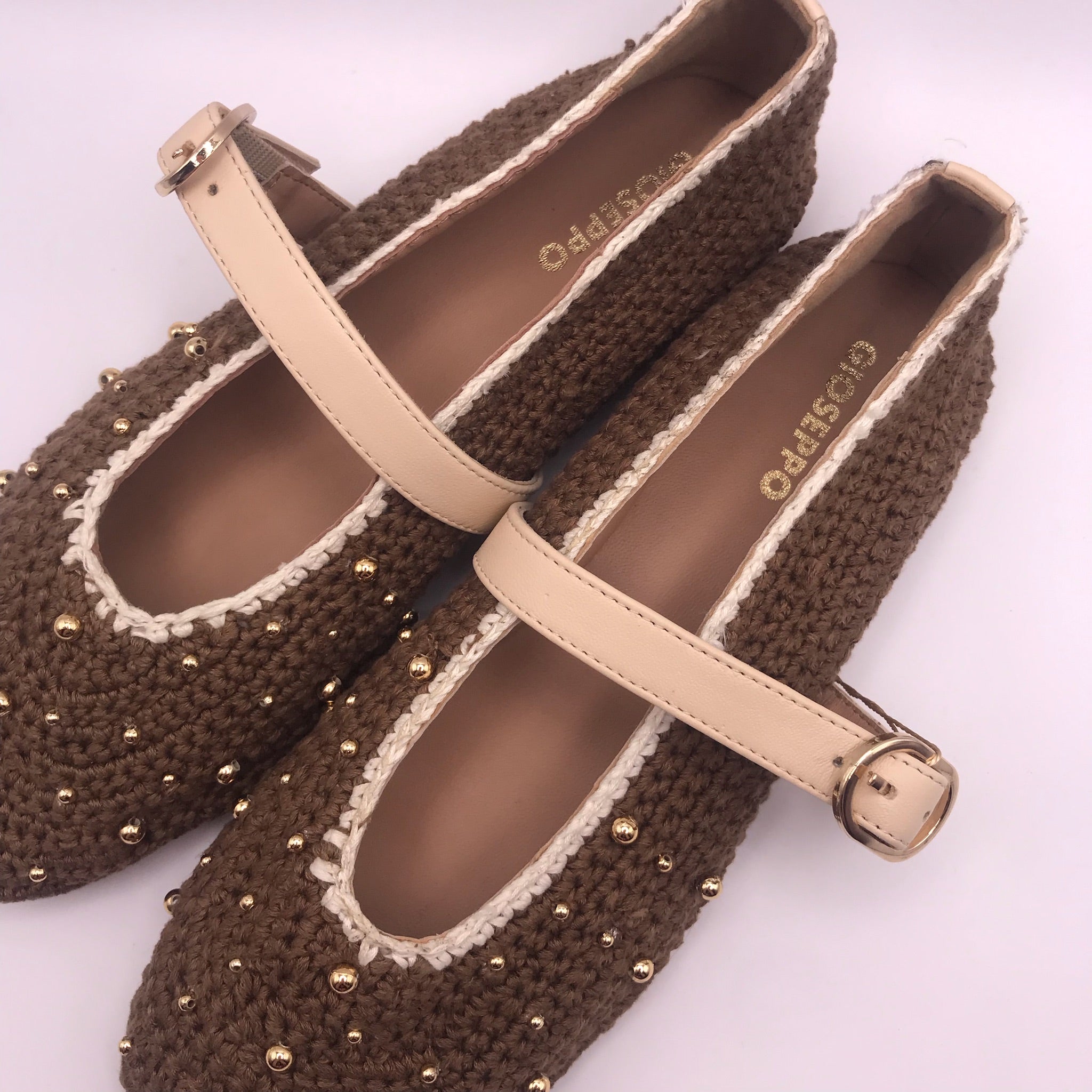 SABRINA MARY JANE GIOSEPPO CROCHE CASTANHO TIRA CREME FIVELA APLICAÇÕES BOLA DOURADO