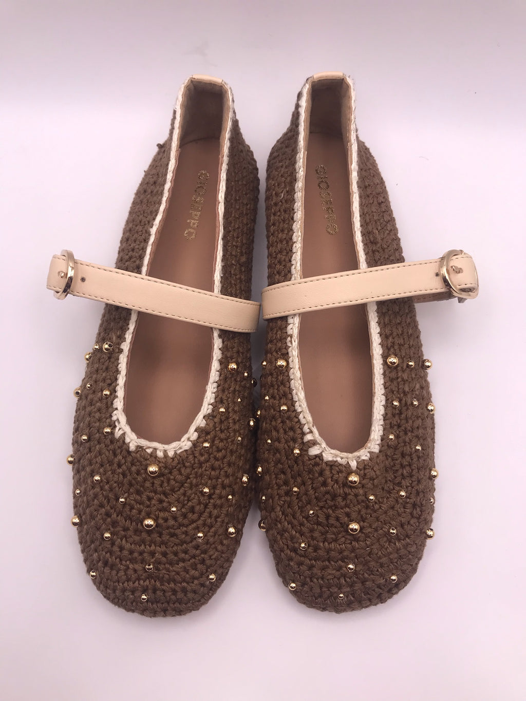 Sabrinas Gioseppo Manyoni em Crochet Castanho com Tachas Douradas; Sapatos Mary Jane Femininos com Tira Ajustável Nude; Calçado de Verão Confortável Estilo Boho Chic Boutique