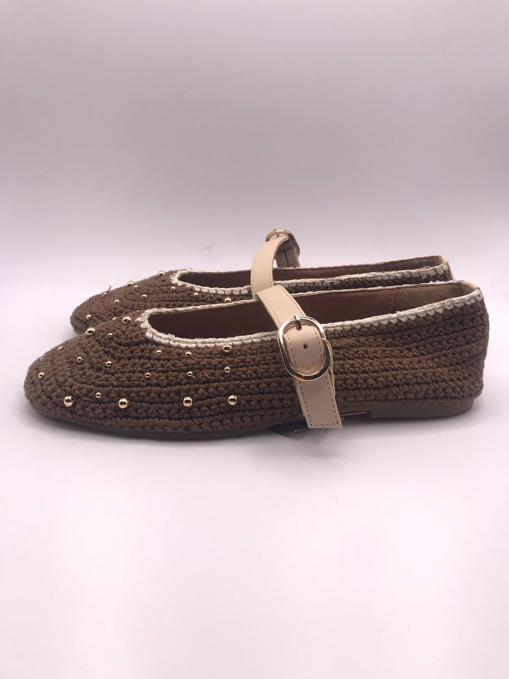 Sabrinas Gioseppo Manyoni em Crochet Castanho com Tachas Douradas; Sapatos Mary Jane Femininos com Tira Ajustável Nude; Calçado de Verão Confortável Estilo Boho Chic Boutique