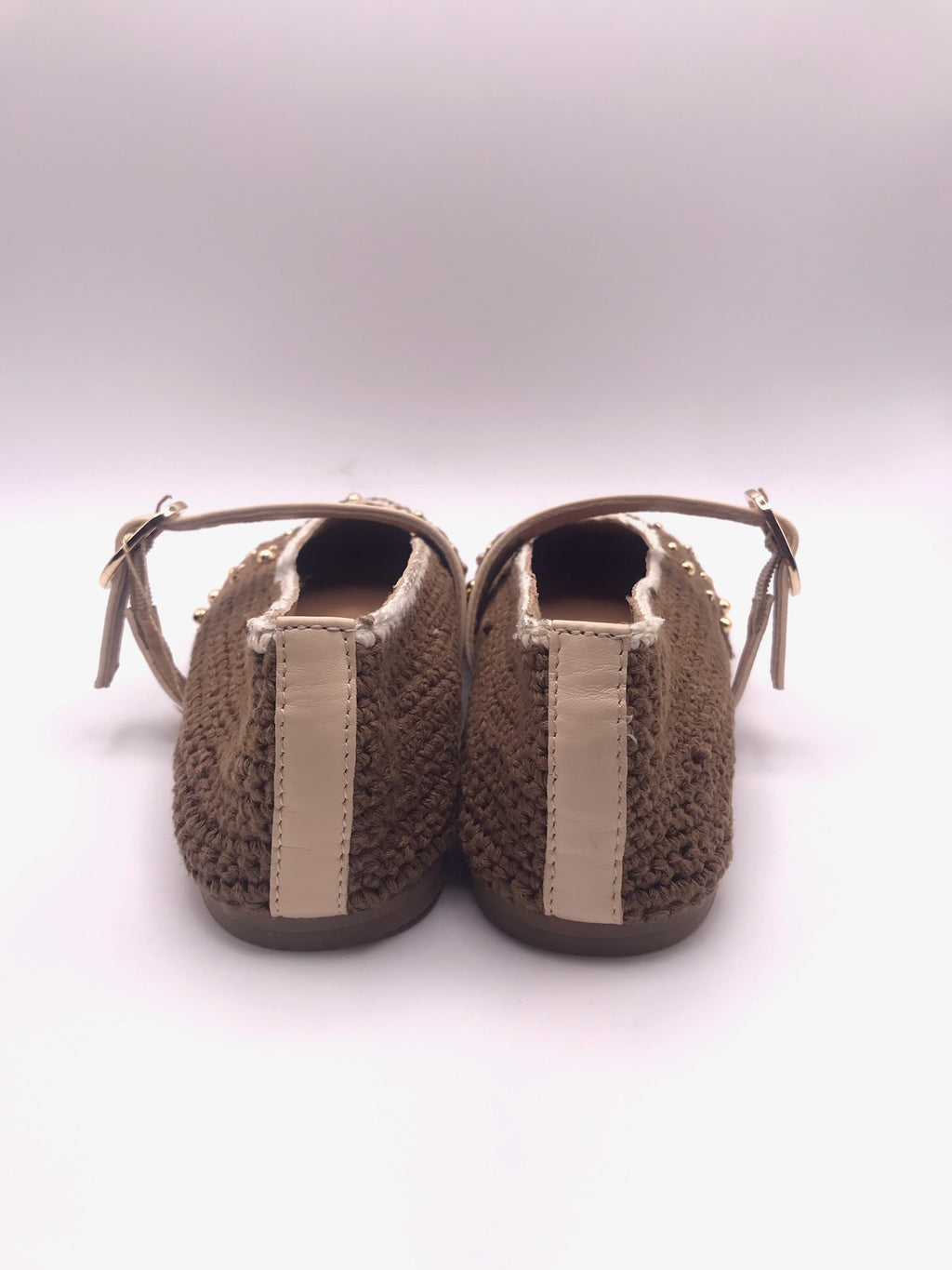 Sabrinas Gioseppo Manyoni em Crochet Castanho com Tachas Douradas; Sapatos Mary Jane Femininos com Tira Ajustável Nude; Calçado de Verão Confortável Estilo Boho Chic Boutique