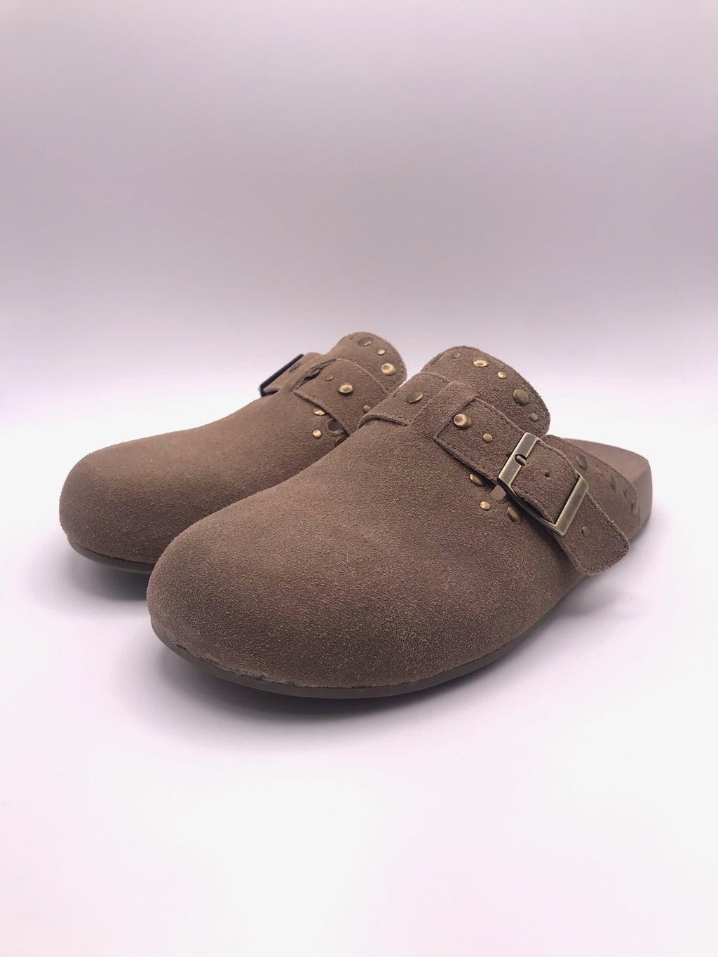 Socas de Camurça Bege Femininos Xti; Mules Confortáveis Estilo Boston com Fivela e Tachas; Chinelos Fechados Casuais de Verão