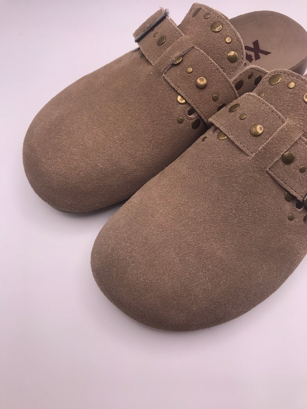 Socas de Camurça Bege Femininos Xti; Mules Confortáveis Estilo Boston com Fivela e Tachas; Chinelos Fechados Casuais de Verão