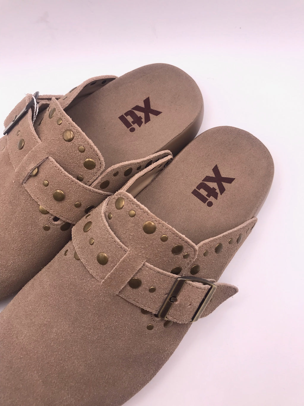 Socas de Camurça Bege Femininos Xti; Mules Confortáveis Estilo Boston com Fivela e Tachas; Chinelos Fechados Casuais de Verão
